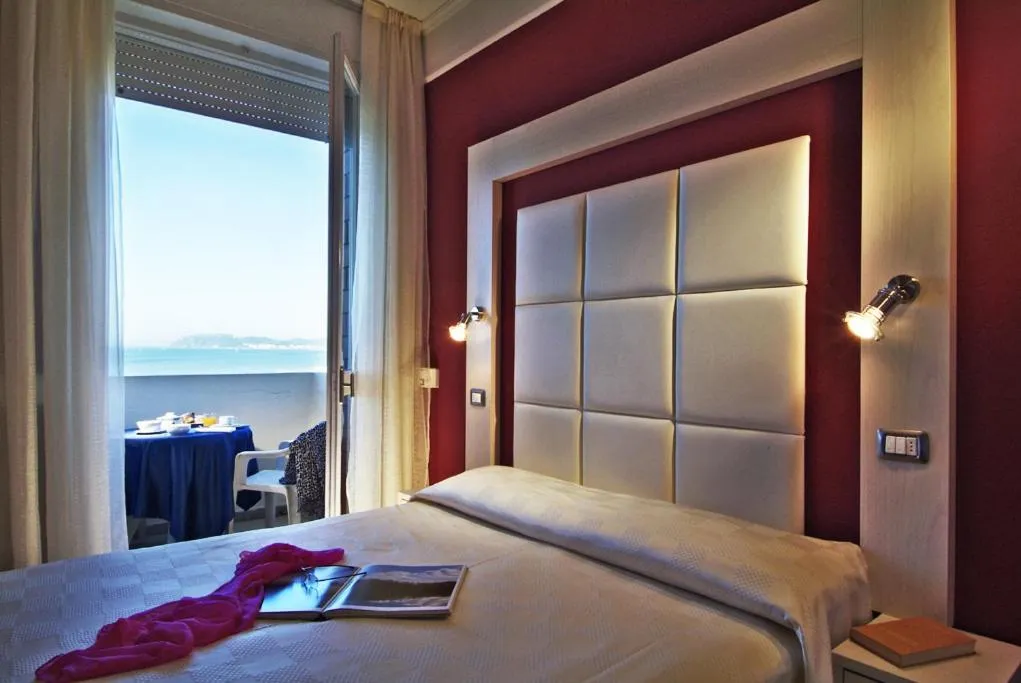 Bed in Color Alexandra Plaza Family Hotel