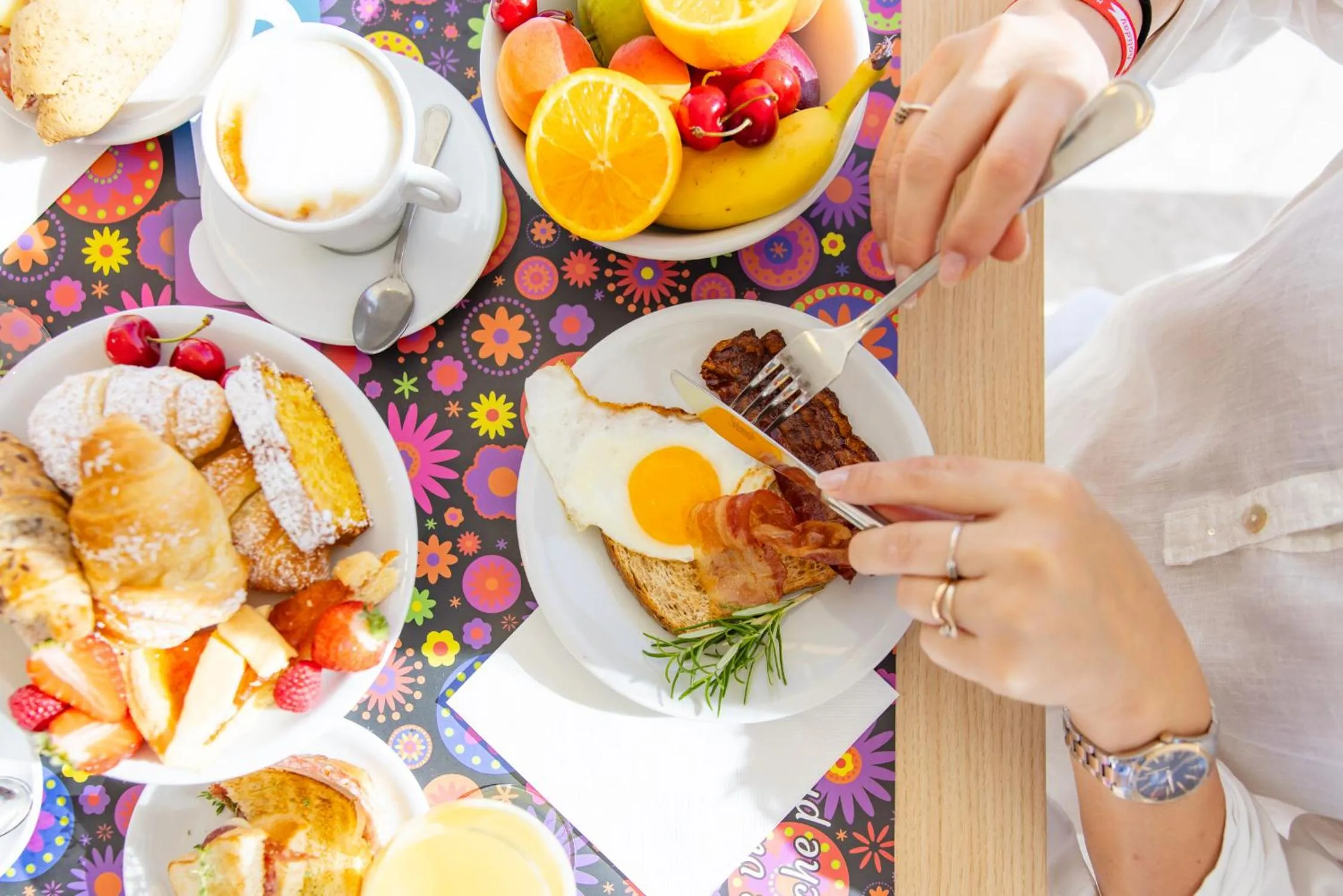 Restaurant/places to eat in Color Alexandra Plaza Family Hotel