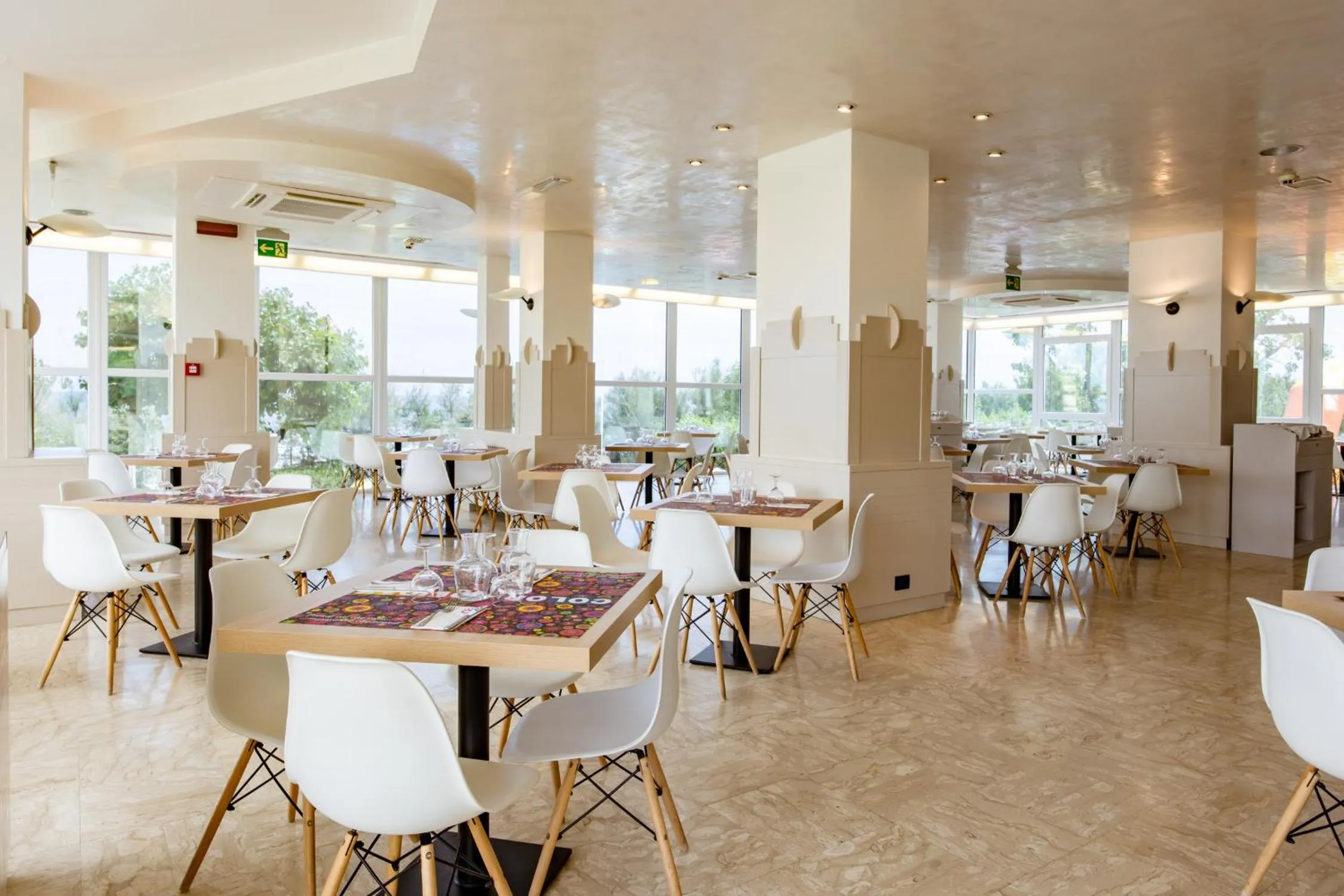 Restaurant/places to eat in Color Alexandra Plaza Family Hotel