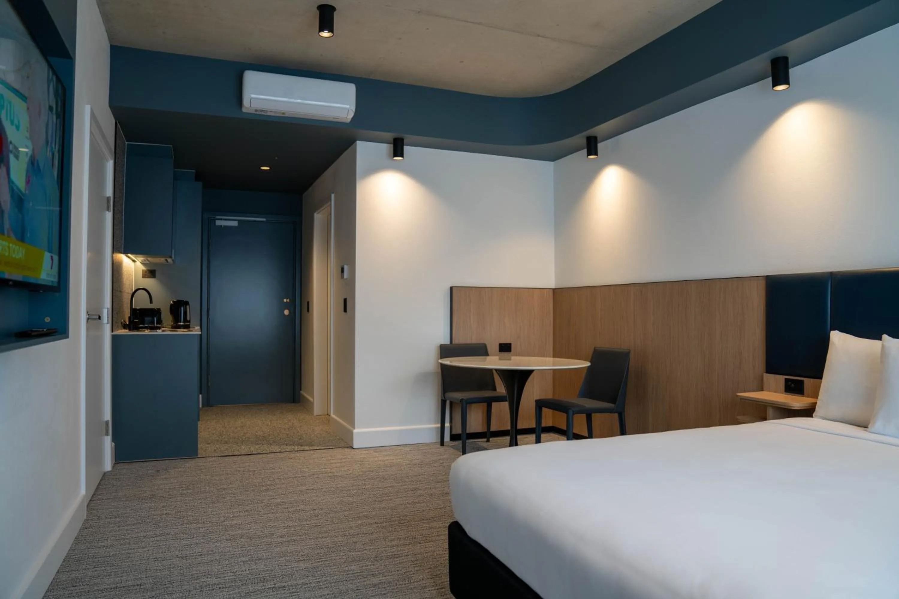 Photo of the whole room, Bed in Value Suites Penrith