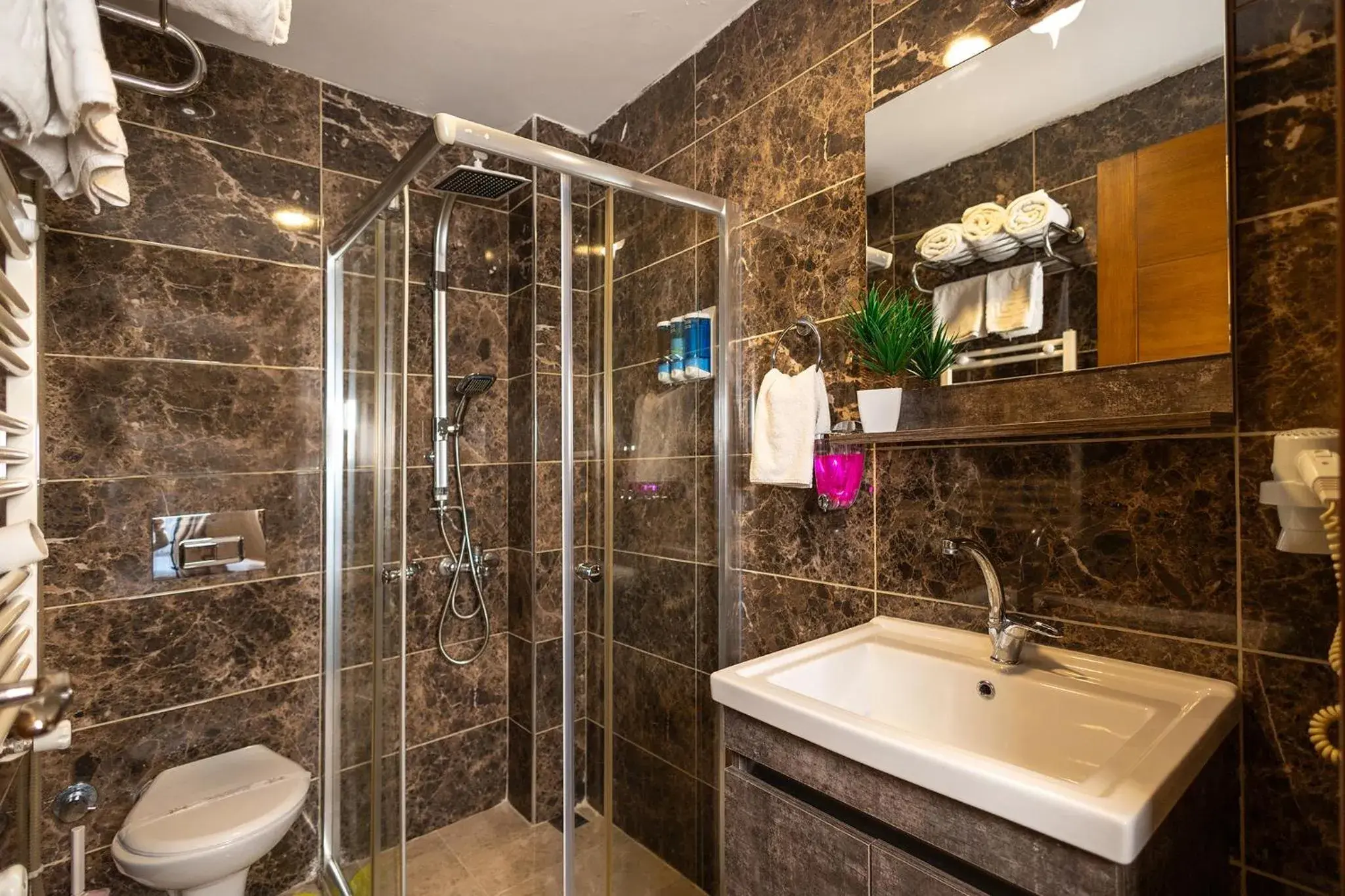 Comfort Triple Room with Shower in Niva Atakum Otel Comfort Triple Room with Shower in Niva Atakum Otel