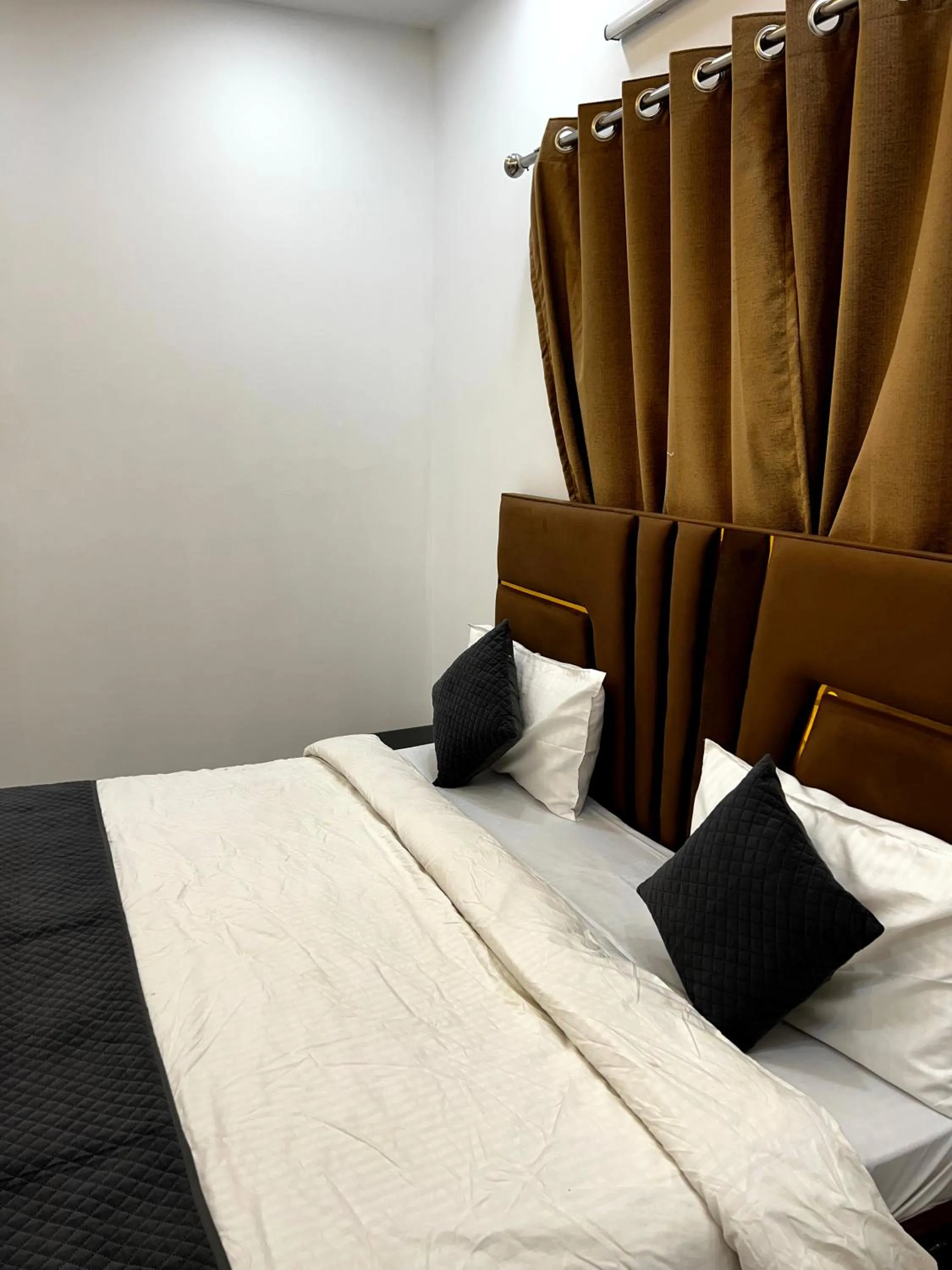 Bed in Hotel Trending Stay