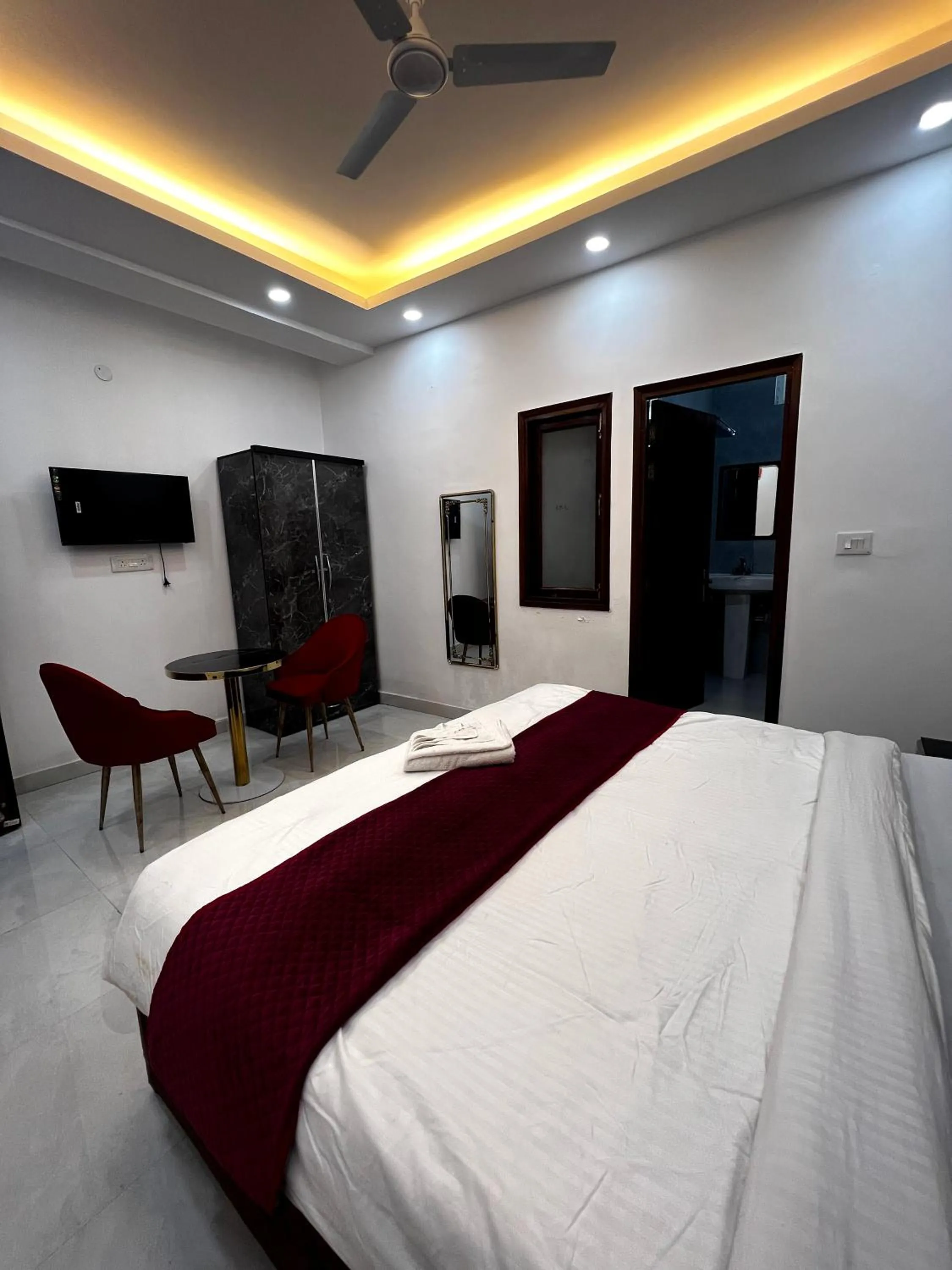 Bedroom, Bed in Hotel Trending Stay