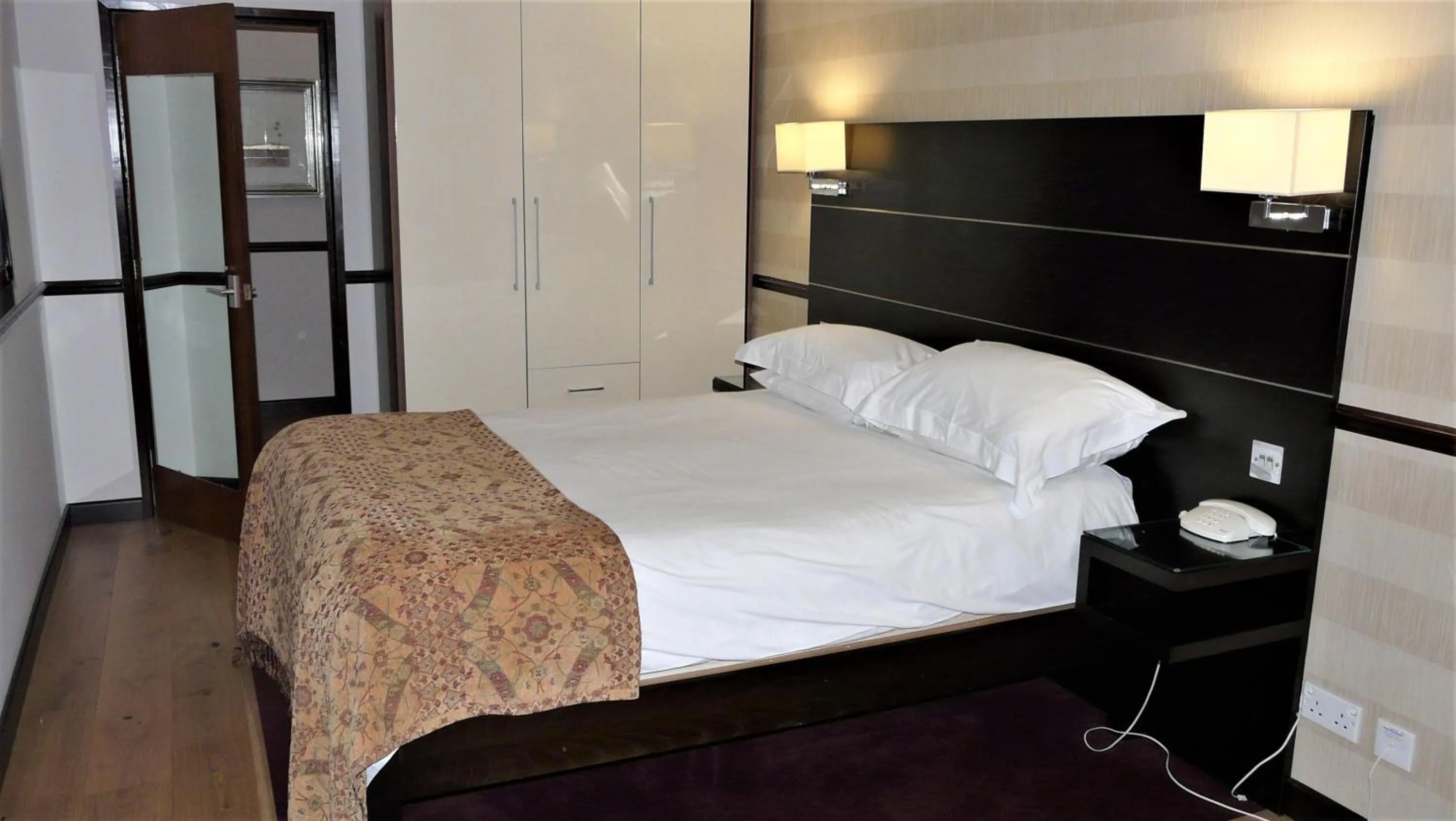 Bedroom, Bed in Hollies Hotel