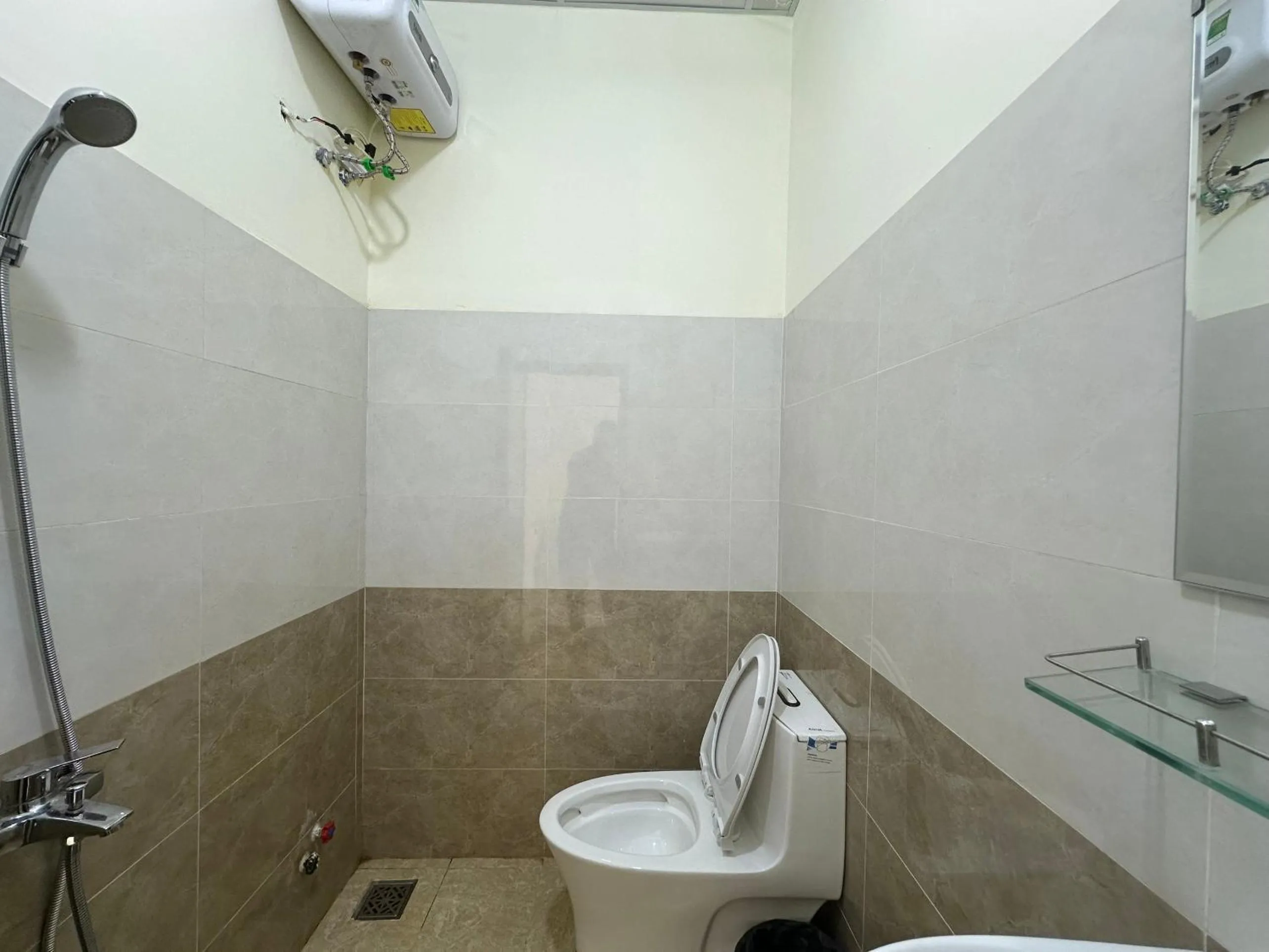 Bathroom in OYO 1228 Gia Hoang Homestay