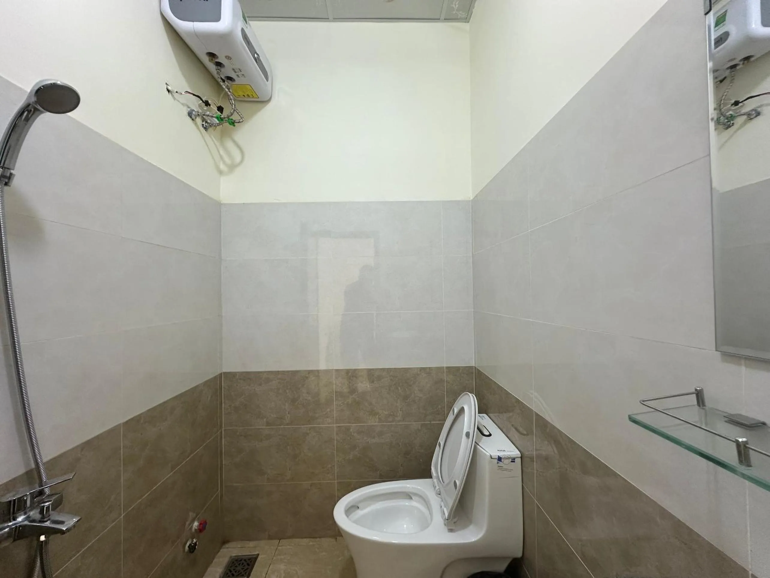 Bathroom in OYO 1228 Gia Hoang Homestay