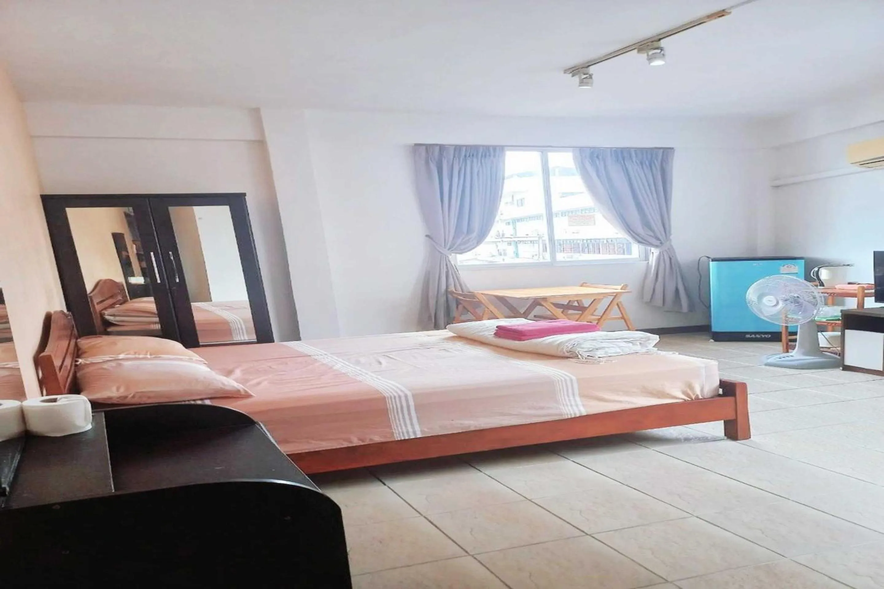 Bedroom, Bed in OYO 75474 Funkey Fulung Andy & Tan Guest House