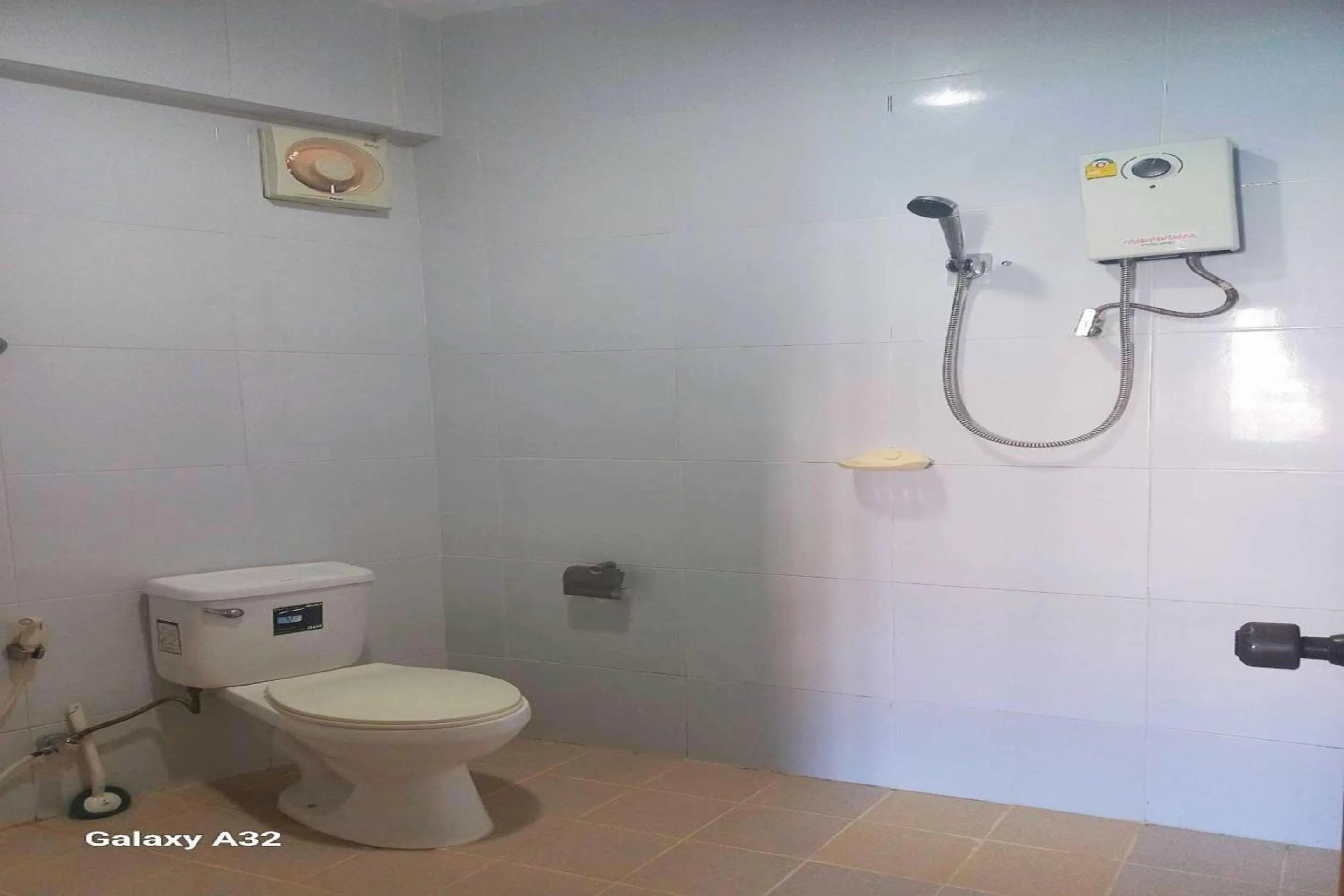 Bathroom in OYO 75474 Funkey Fulung Andy & Tan Guest House