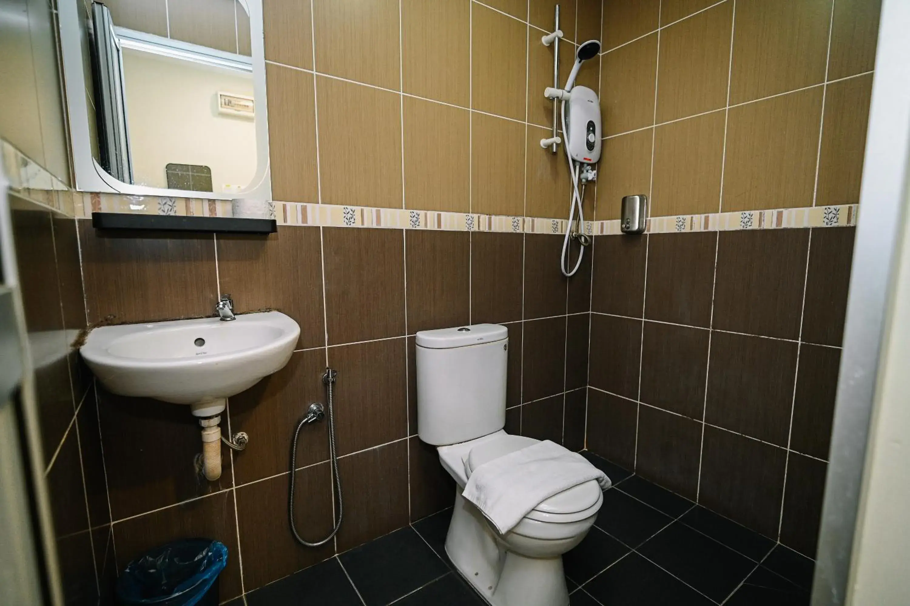 Shower in Swing & Pillows - Apple Hotel Shah Alam Shower in Swing & Pillows - Apple Hotel Shah Alam