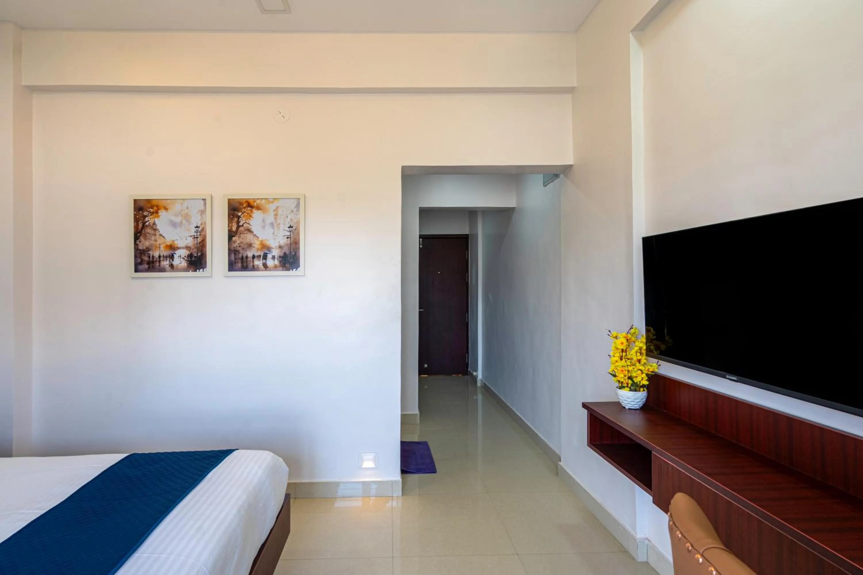 Communal lounge/ TV room in StayBird - Divine Suites, Business Hotel, Kharadi