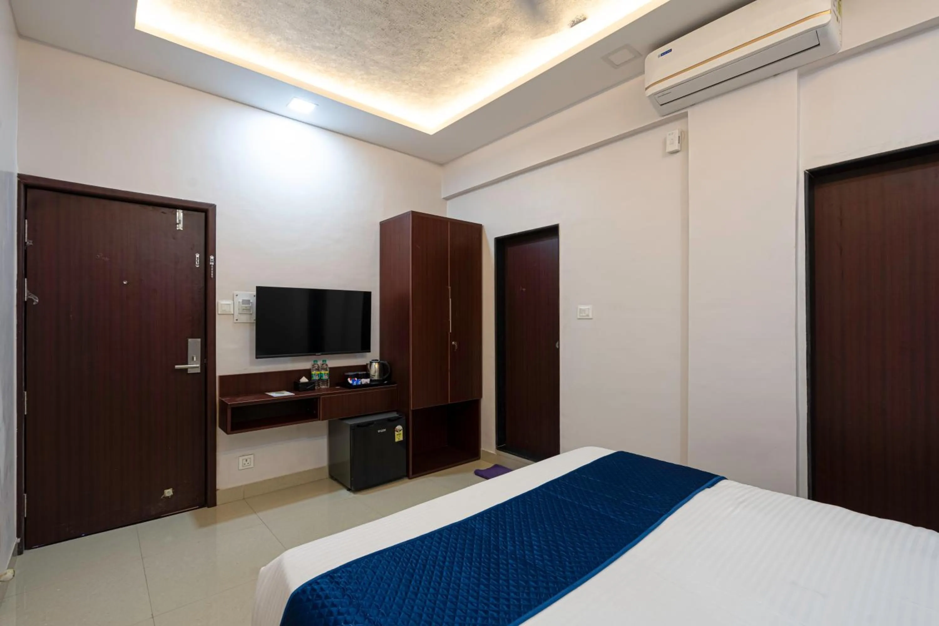 Communal lounge/ TV room, Bed in StayBird - Divine Suites, Business Hotel, Kharadi