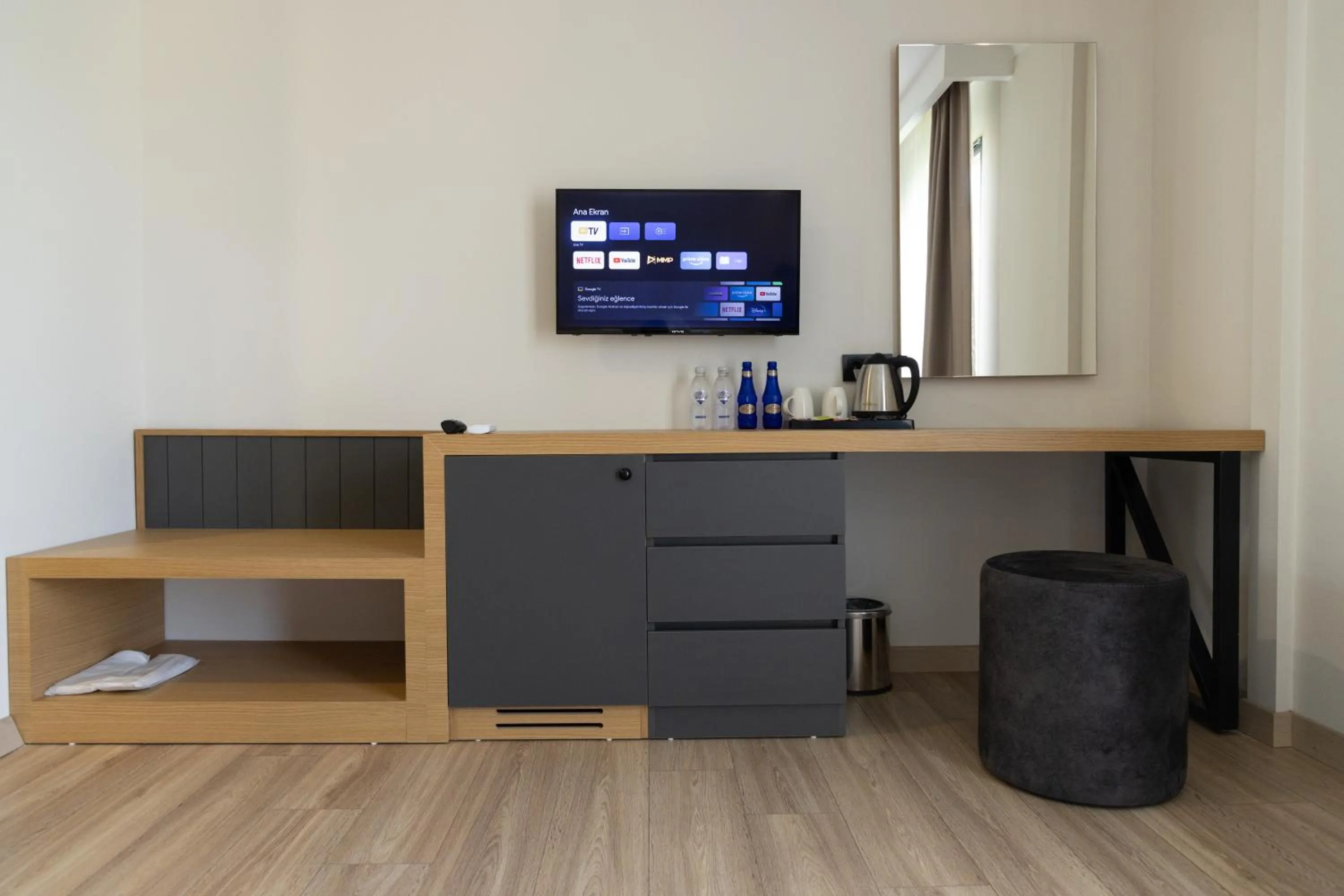 TV and multimedia in Three Points Hotel