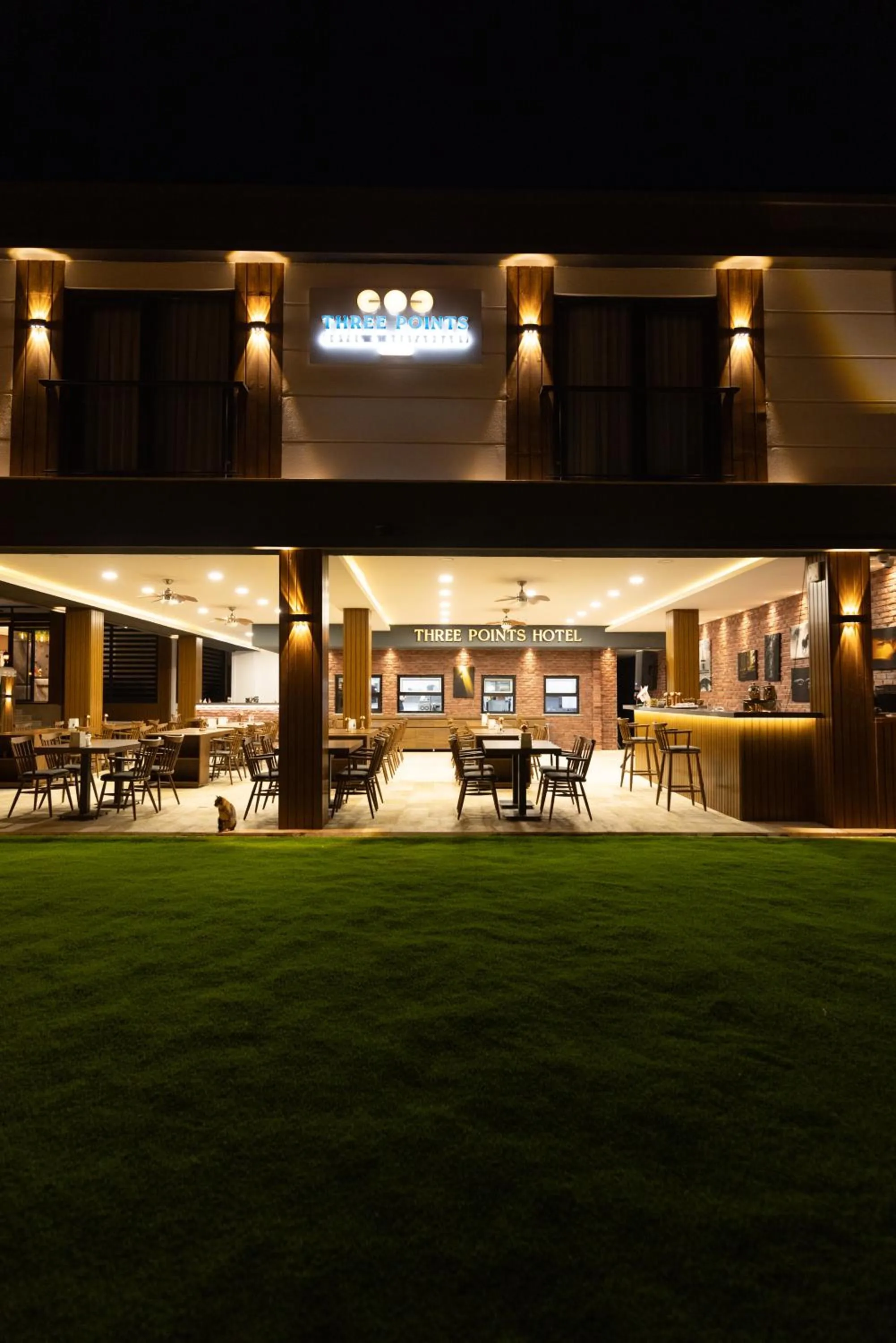 Restaurant/places to eat in Three Points Hotel