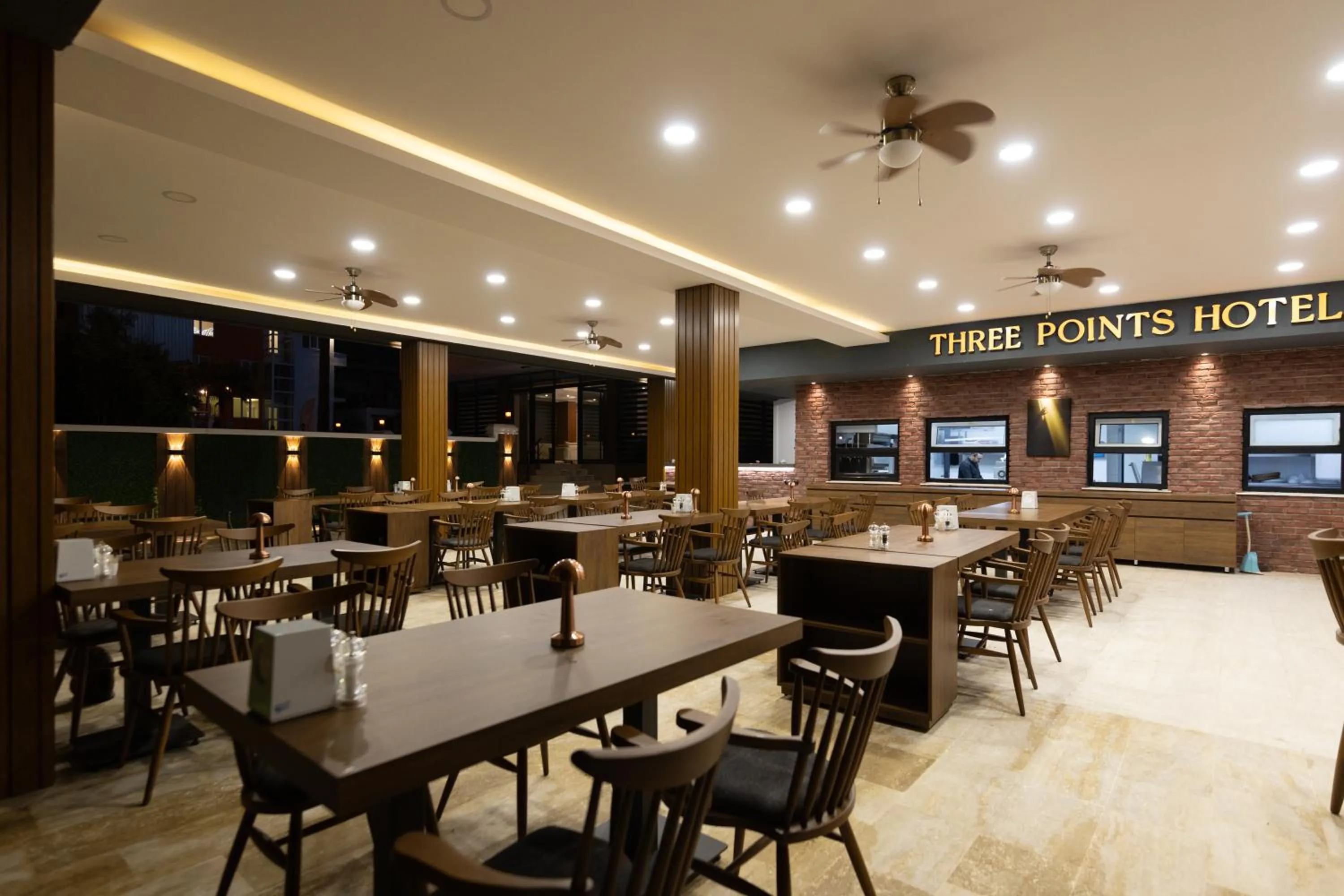 Restaurant/places to eat in Three Points Hotel