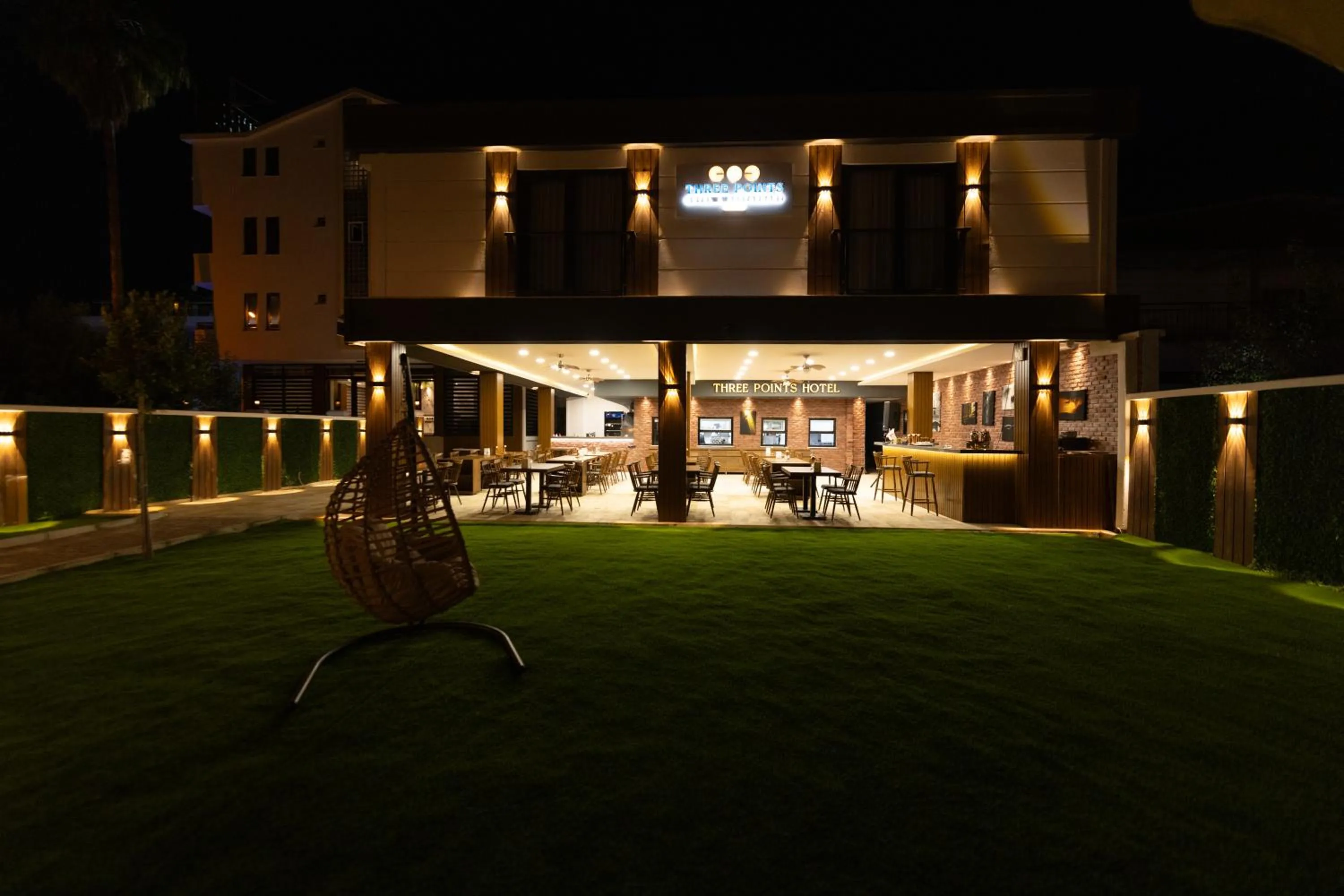 Restaurant/places to eat in Three Points Hotel