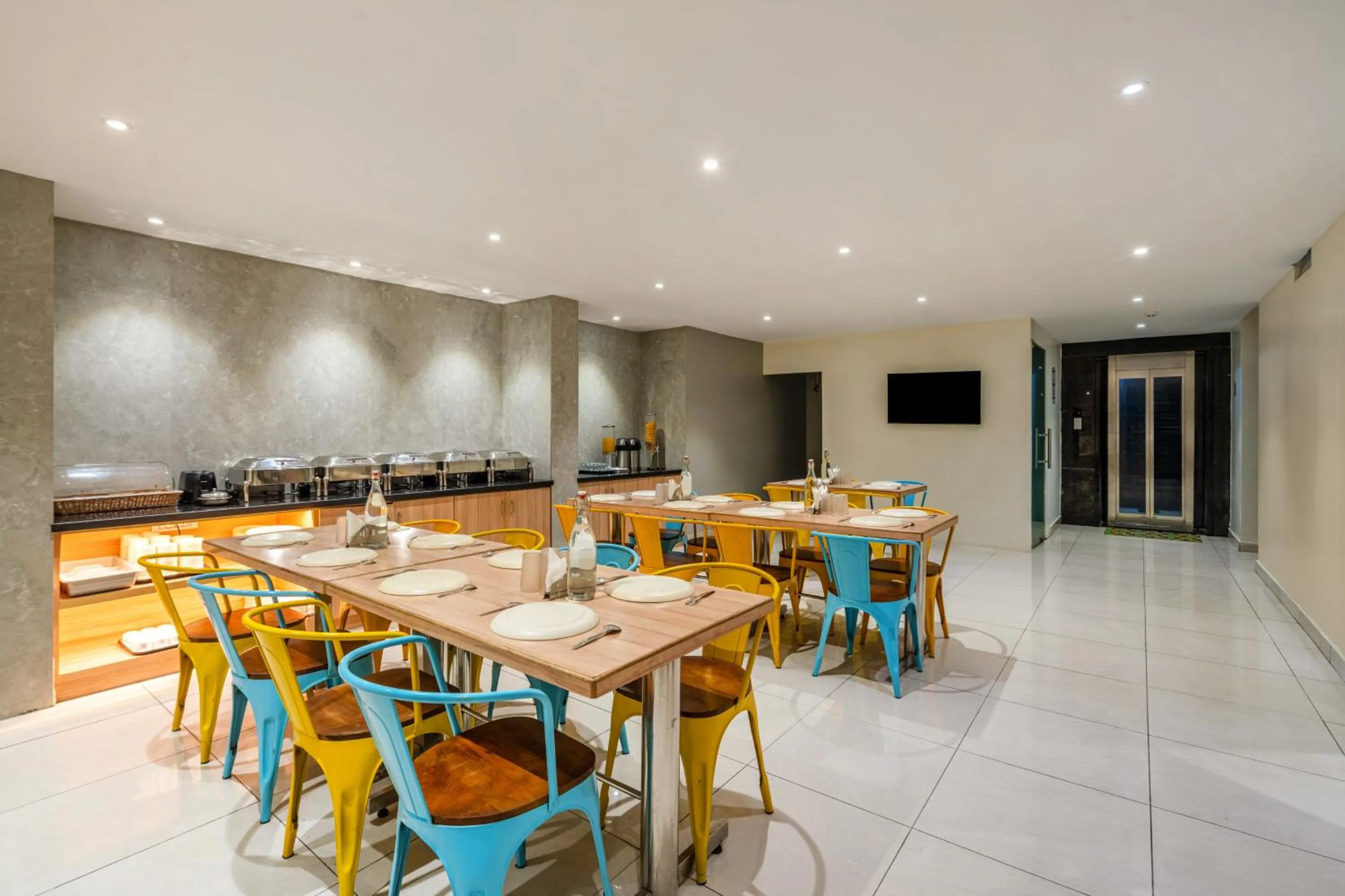 Restaurant/places to eat in Treebo Sapphire Bliss