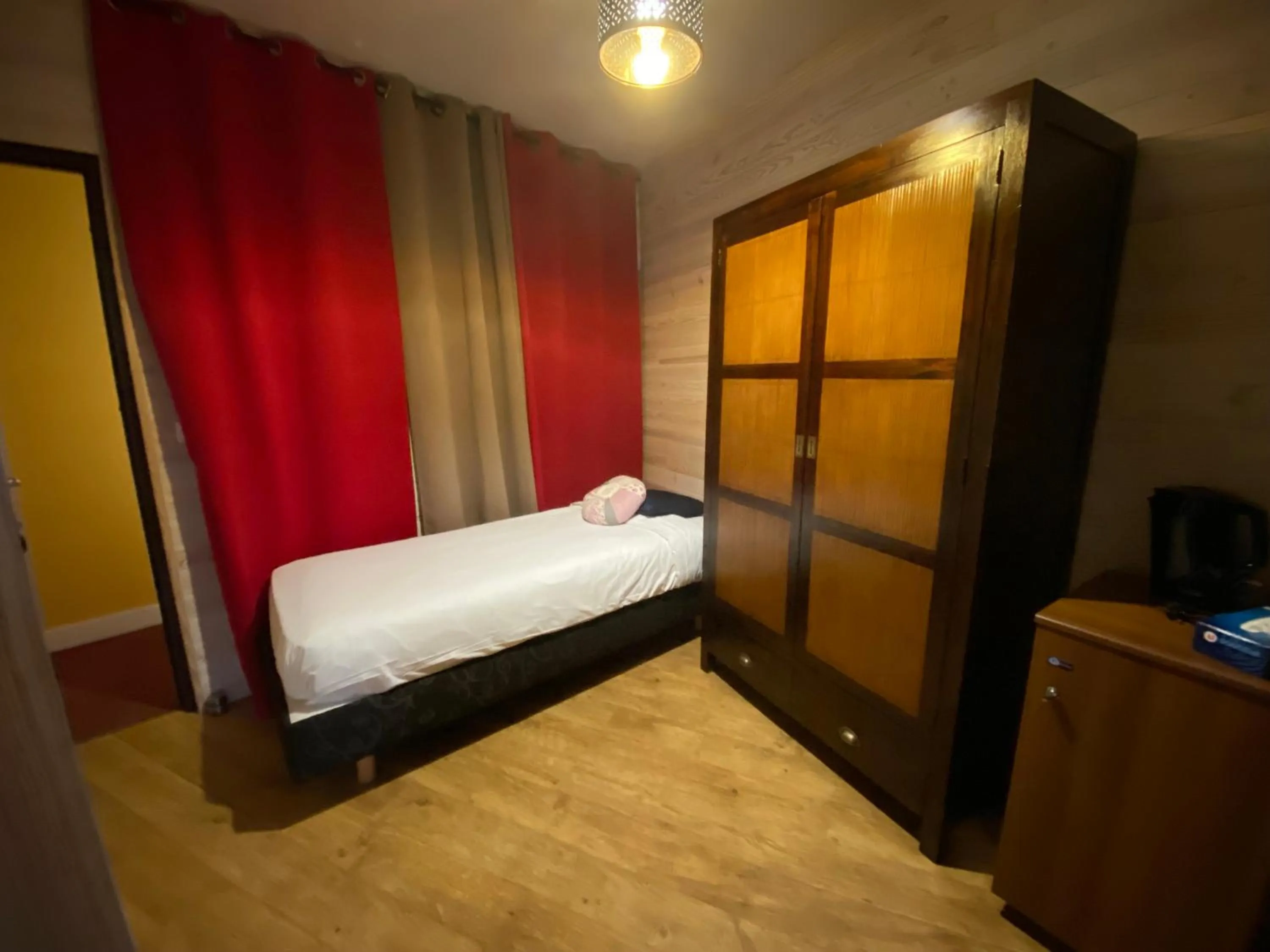 Photo of the whole room, Bed in Hotel Moulin de Villiers