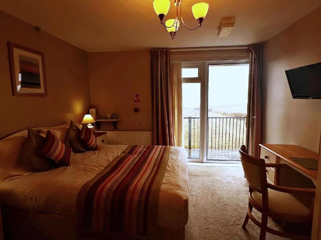 Bedroom, Bed in Ocean Haze Hotel