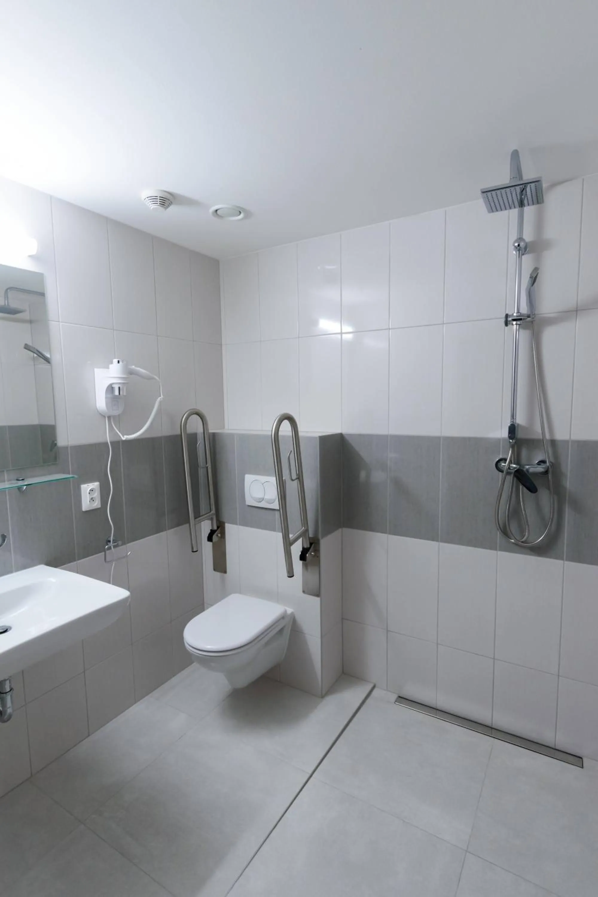 Shower in Solid Gold Garni Hotel