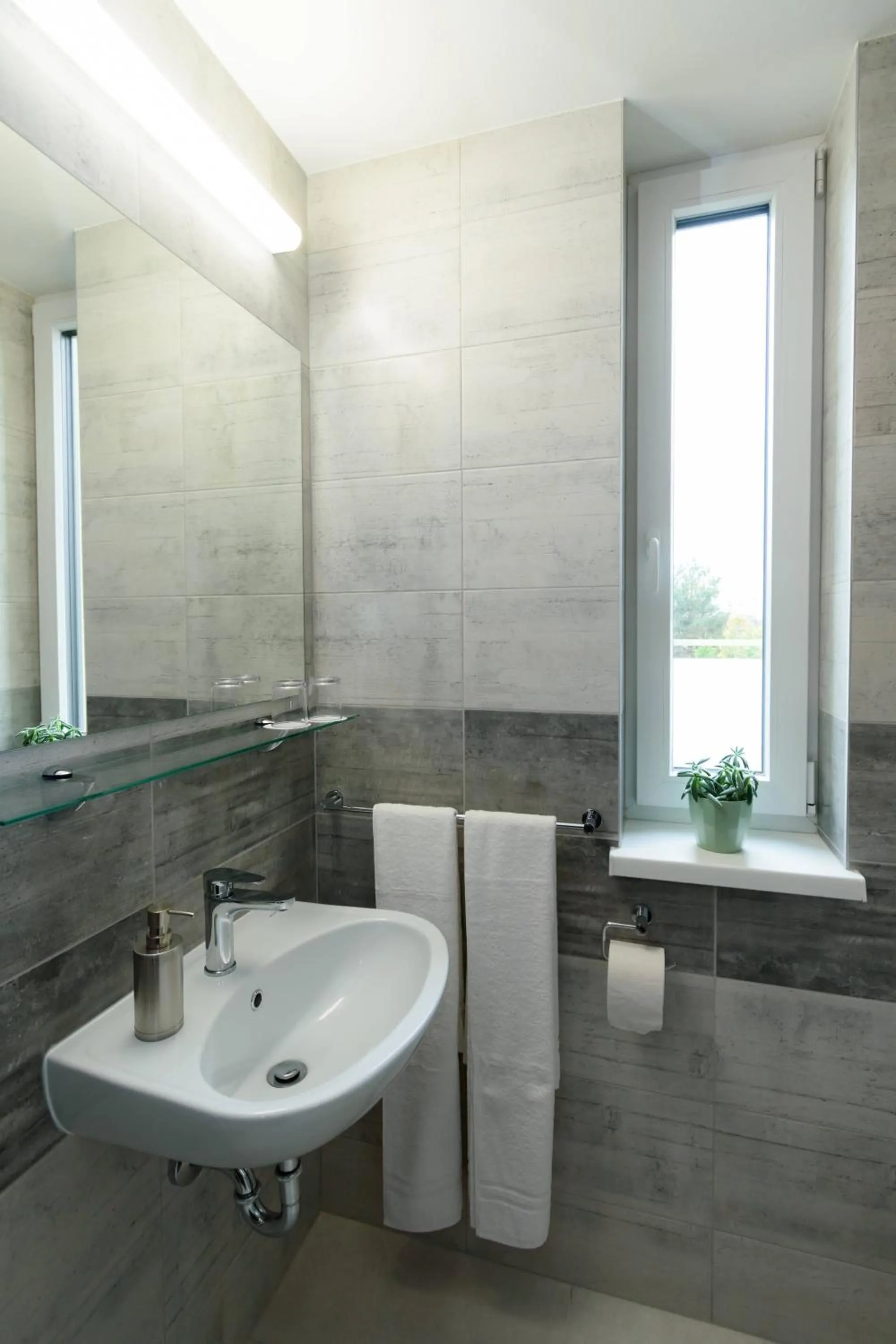 Shower in Solid Gold Garni Hotel