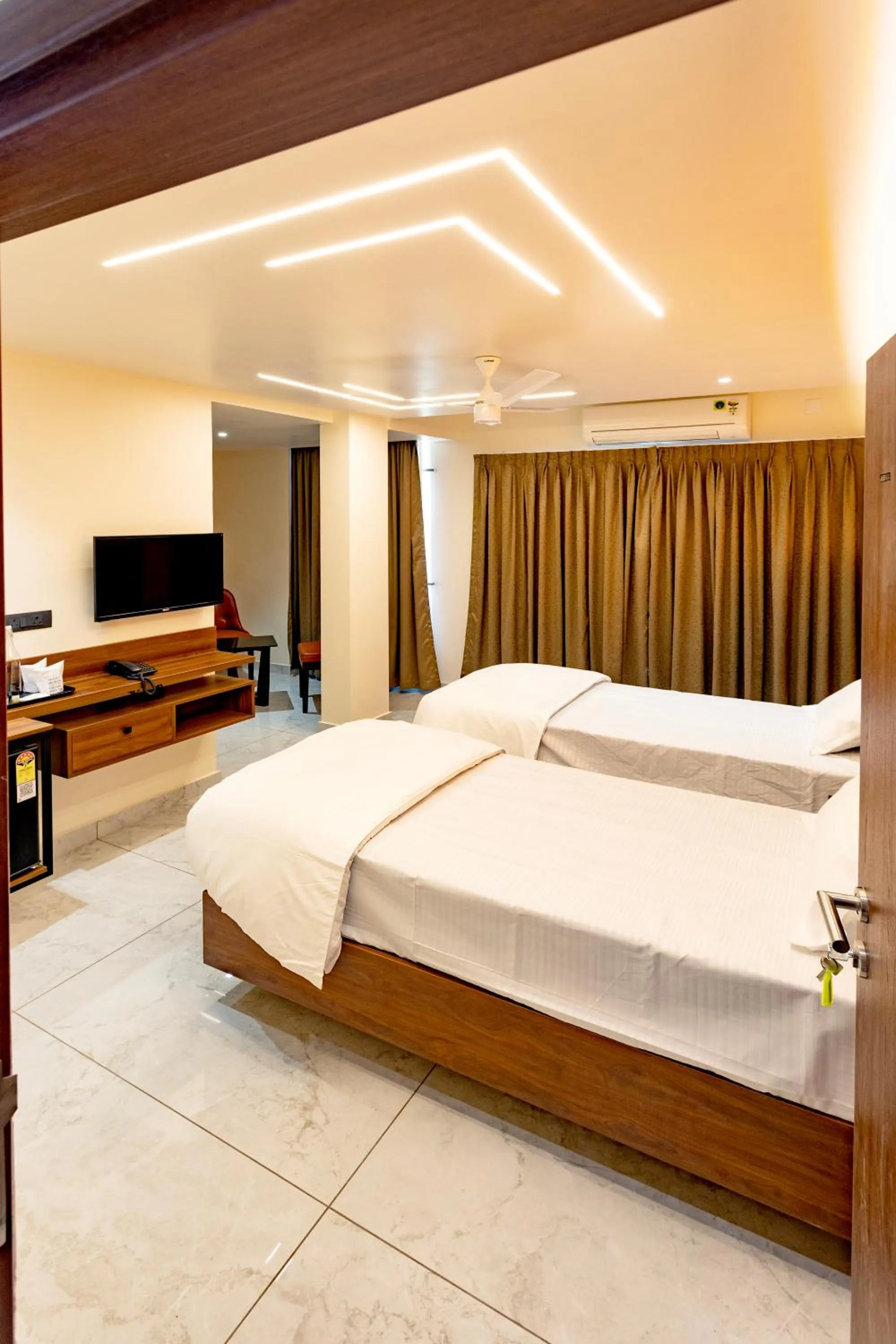 Communal lounge/ TV room, Bed in Uphills boutique hotel