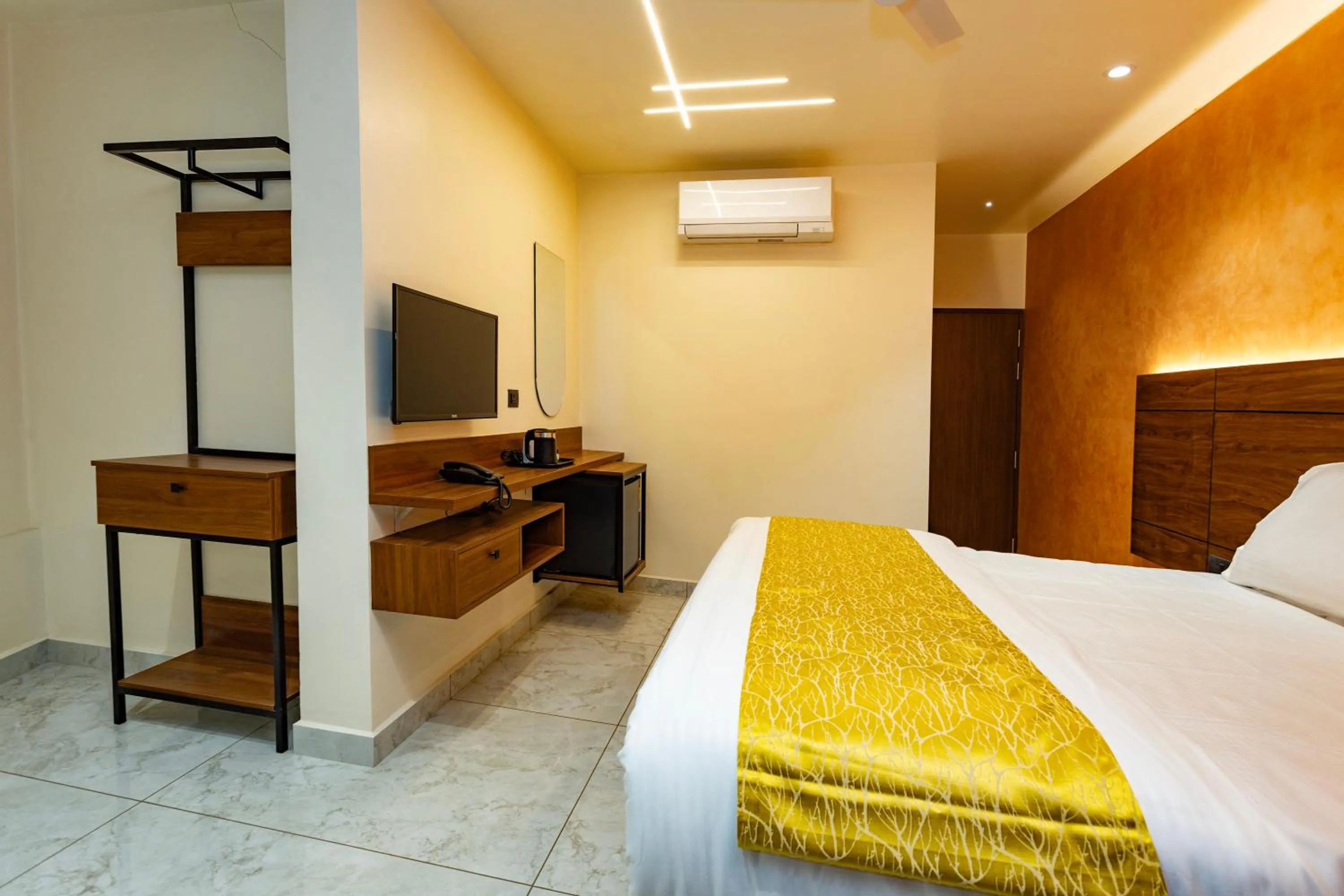 Communal lounge/ TV room, Bed in Uphills boutique hotel