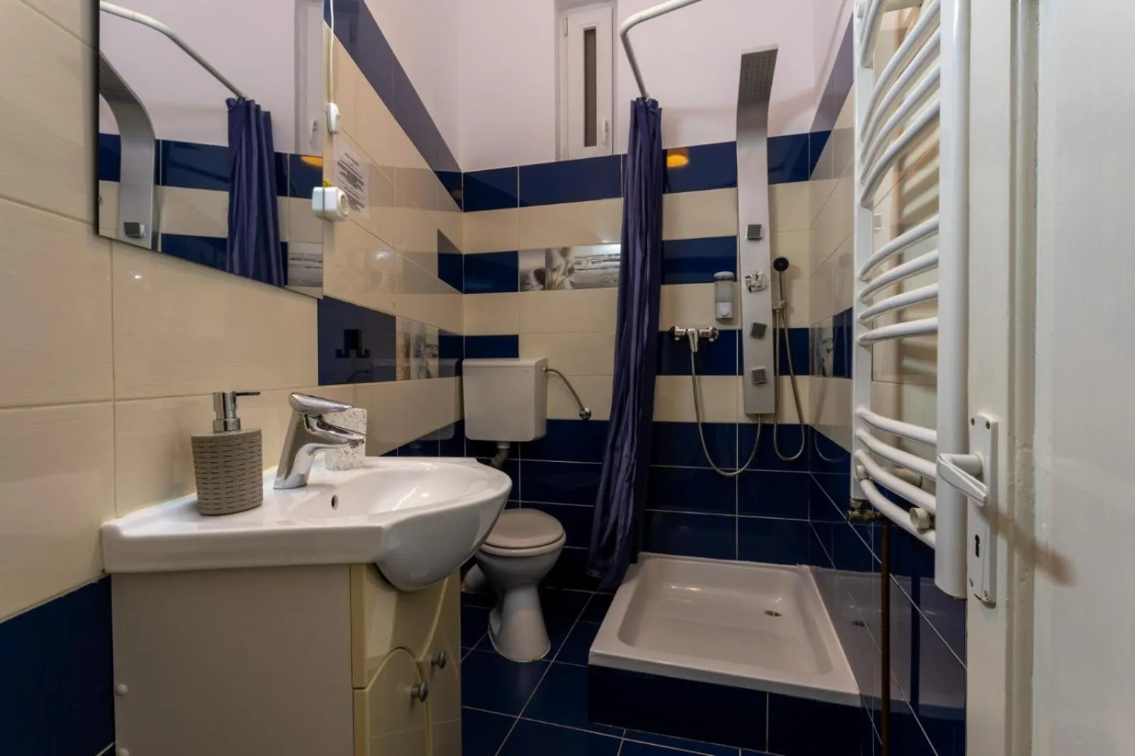 Bathroom in Casa Balcescu