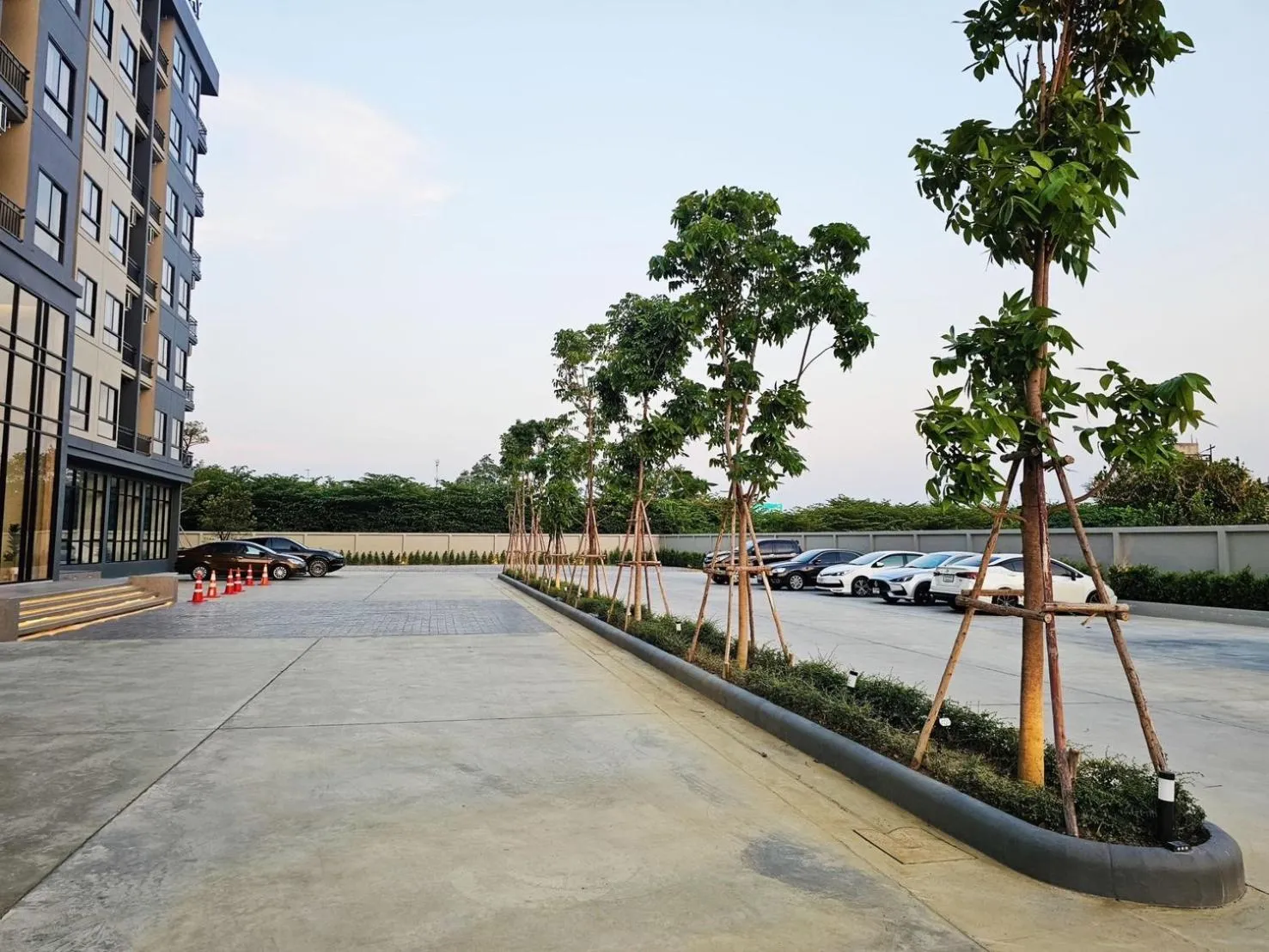 Day in The Way Hotel Ban Pong