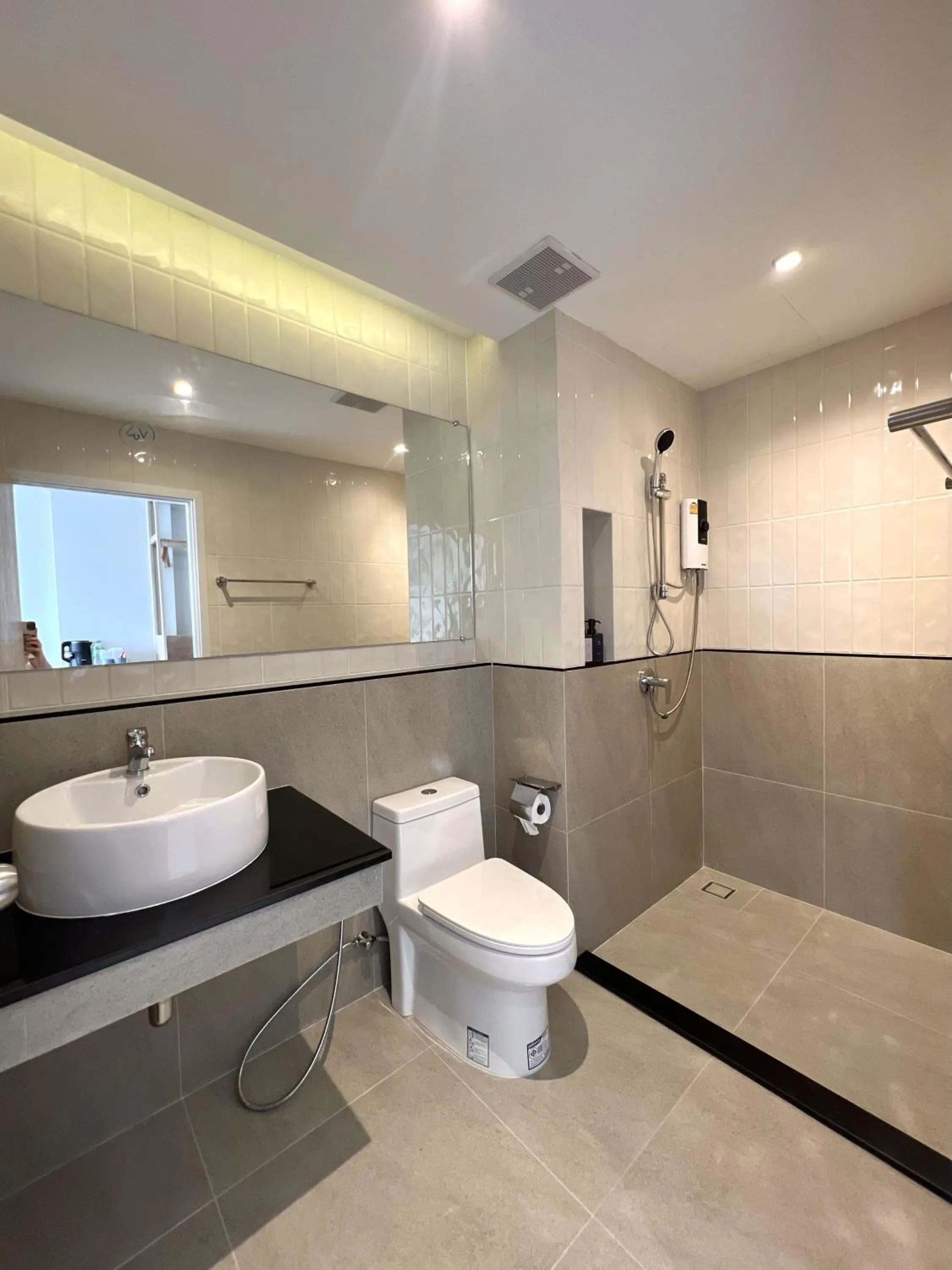 Shower in The Way Hotel Ban Pong