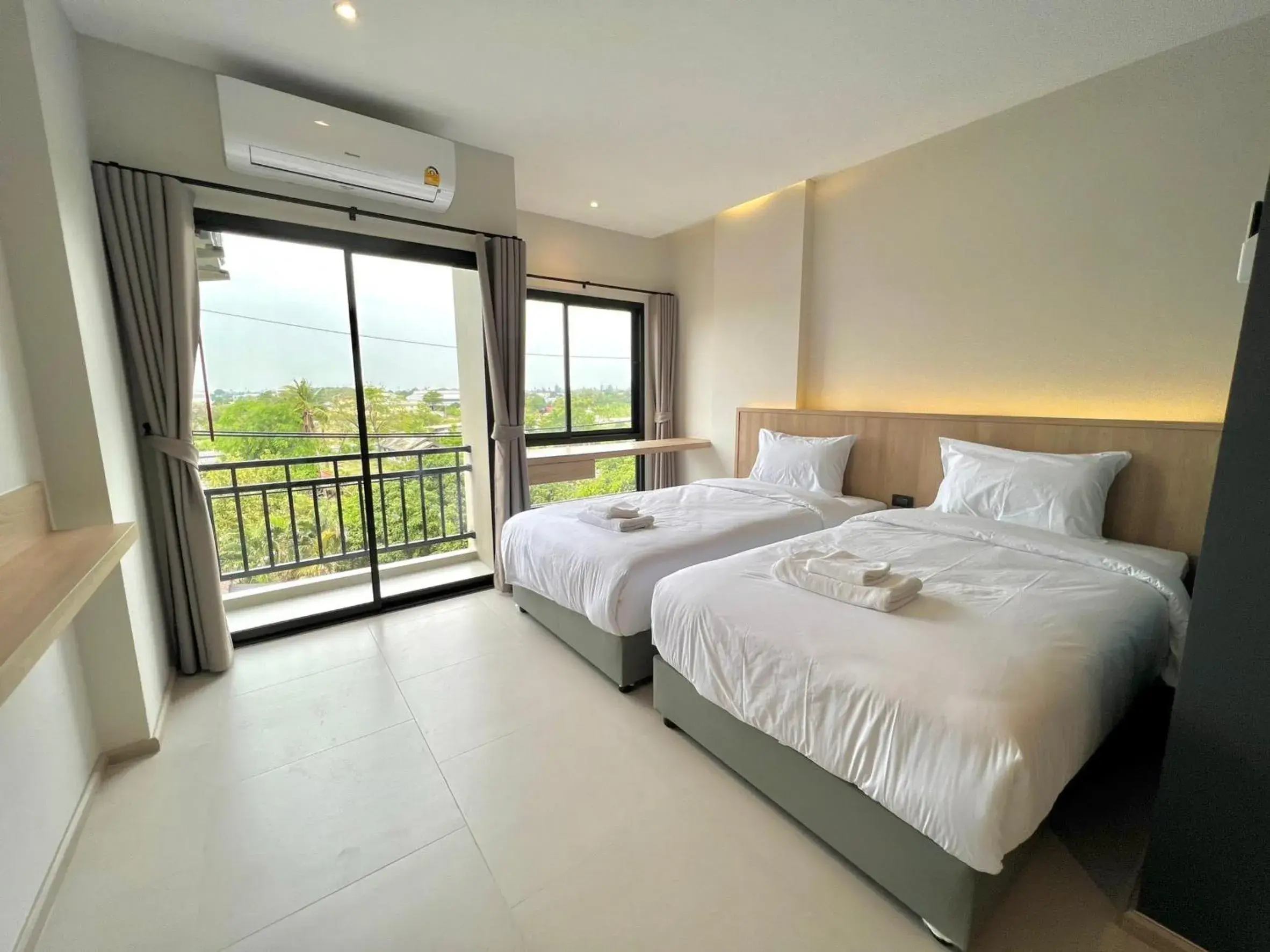 Deluxe Twin Room in The Way Hotel Ban Pong Deluxe Twin Room in The Way Hotel Ban Pong