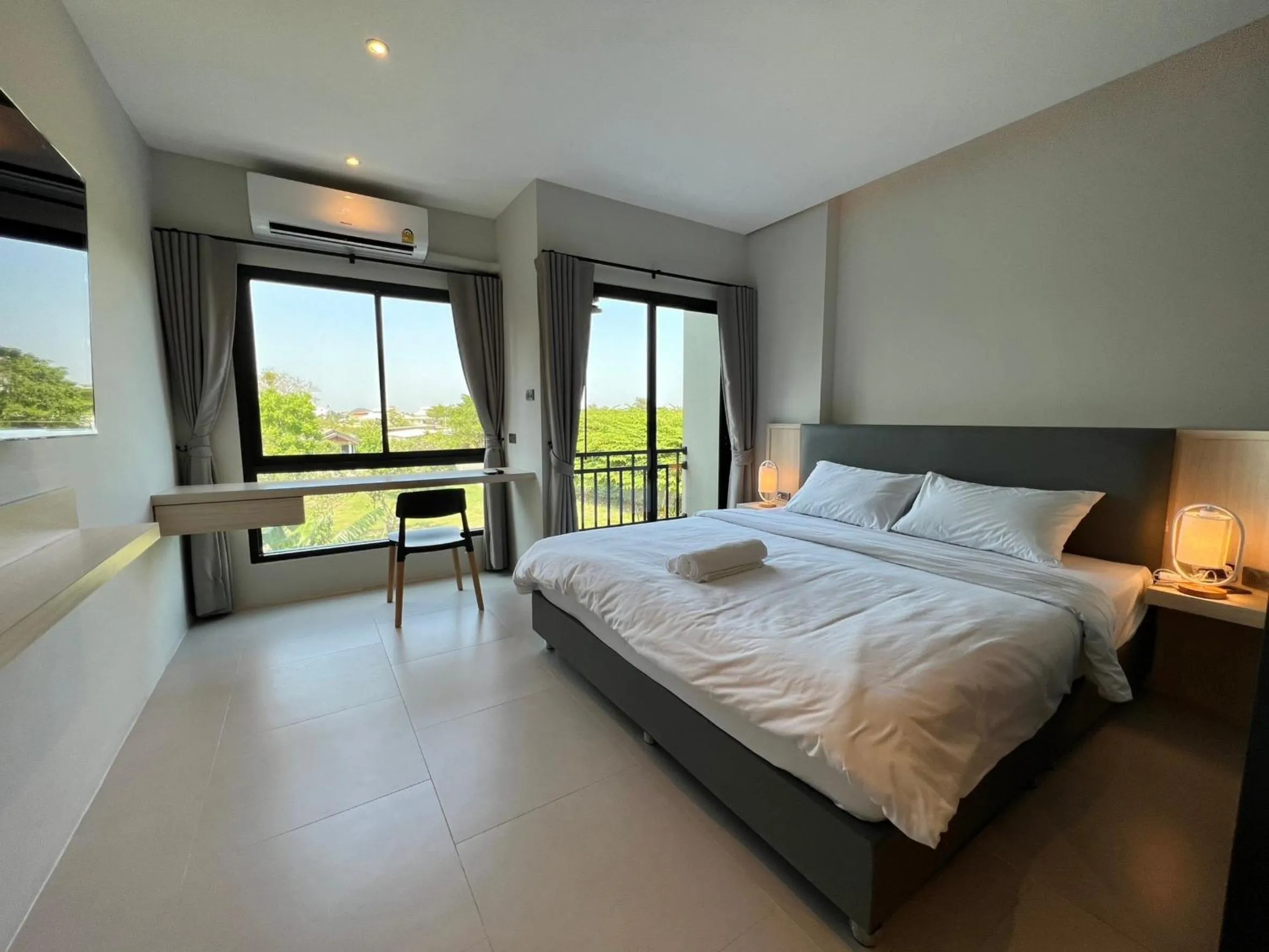 Bed in The Way Hotel Ban Pong