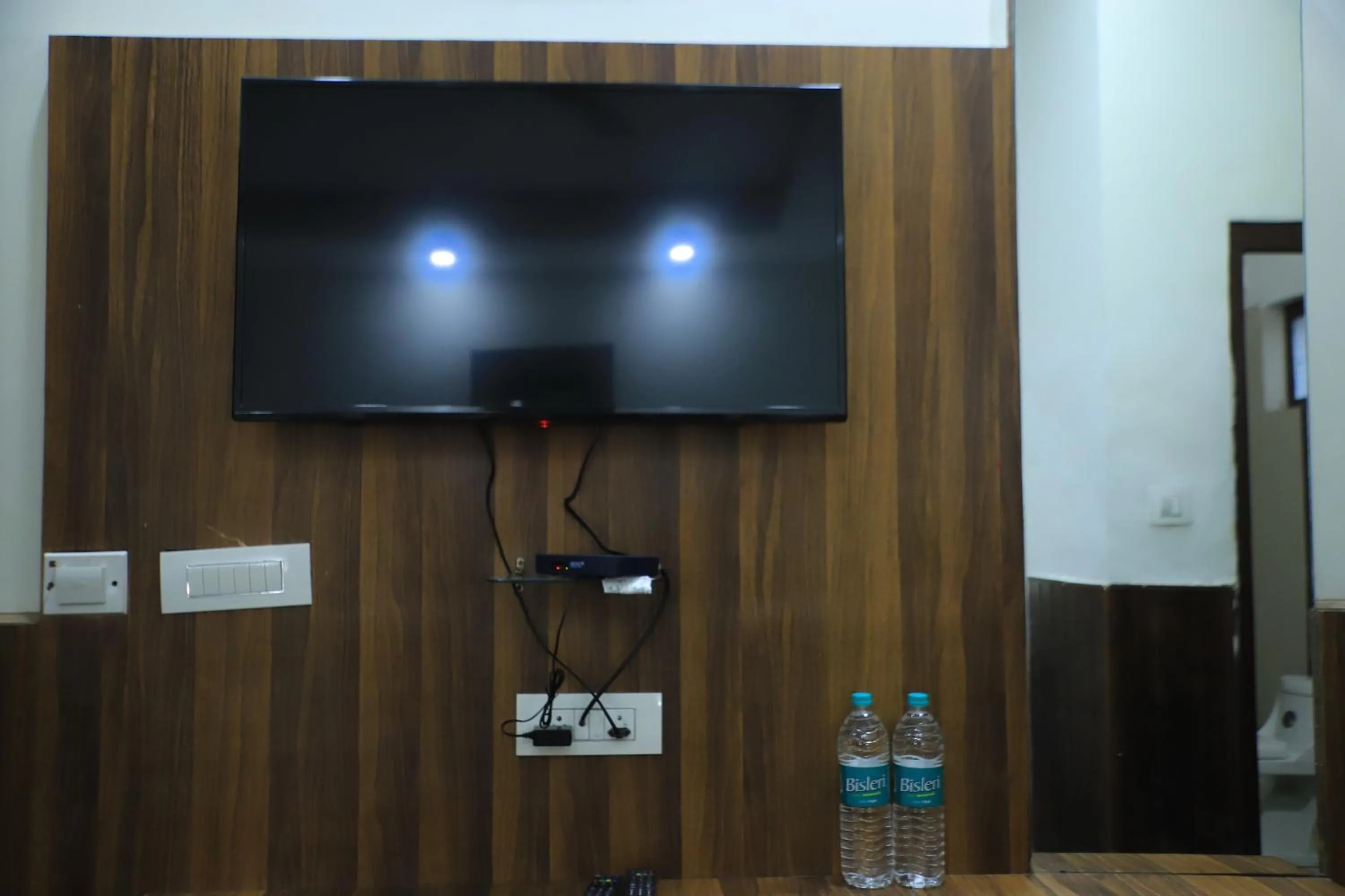 TV and multimedia in Corbett Paradiso Resort Dikhuli