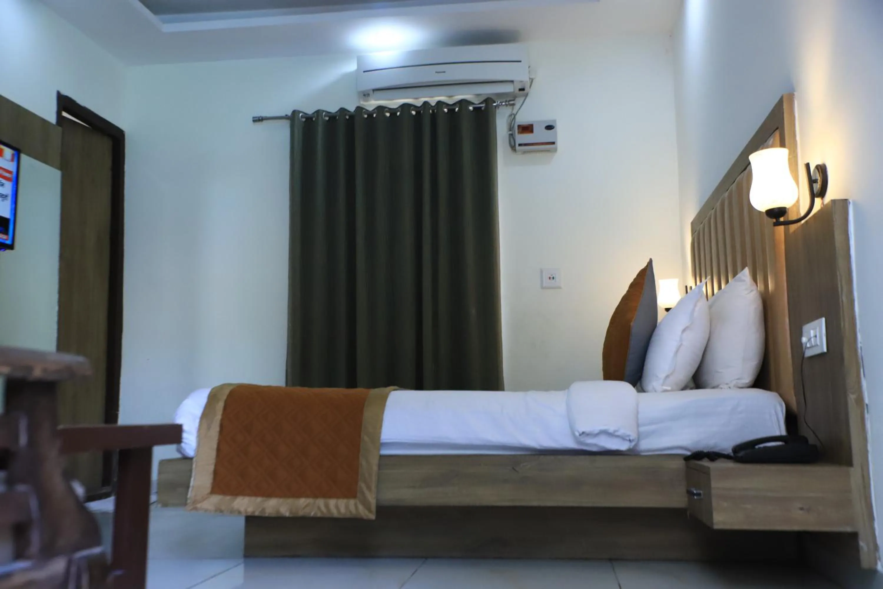 Photo of the whole room, Bed in Corbett Paradiso Resort Dikhuli