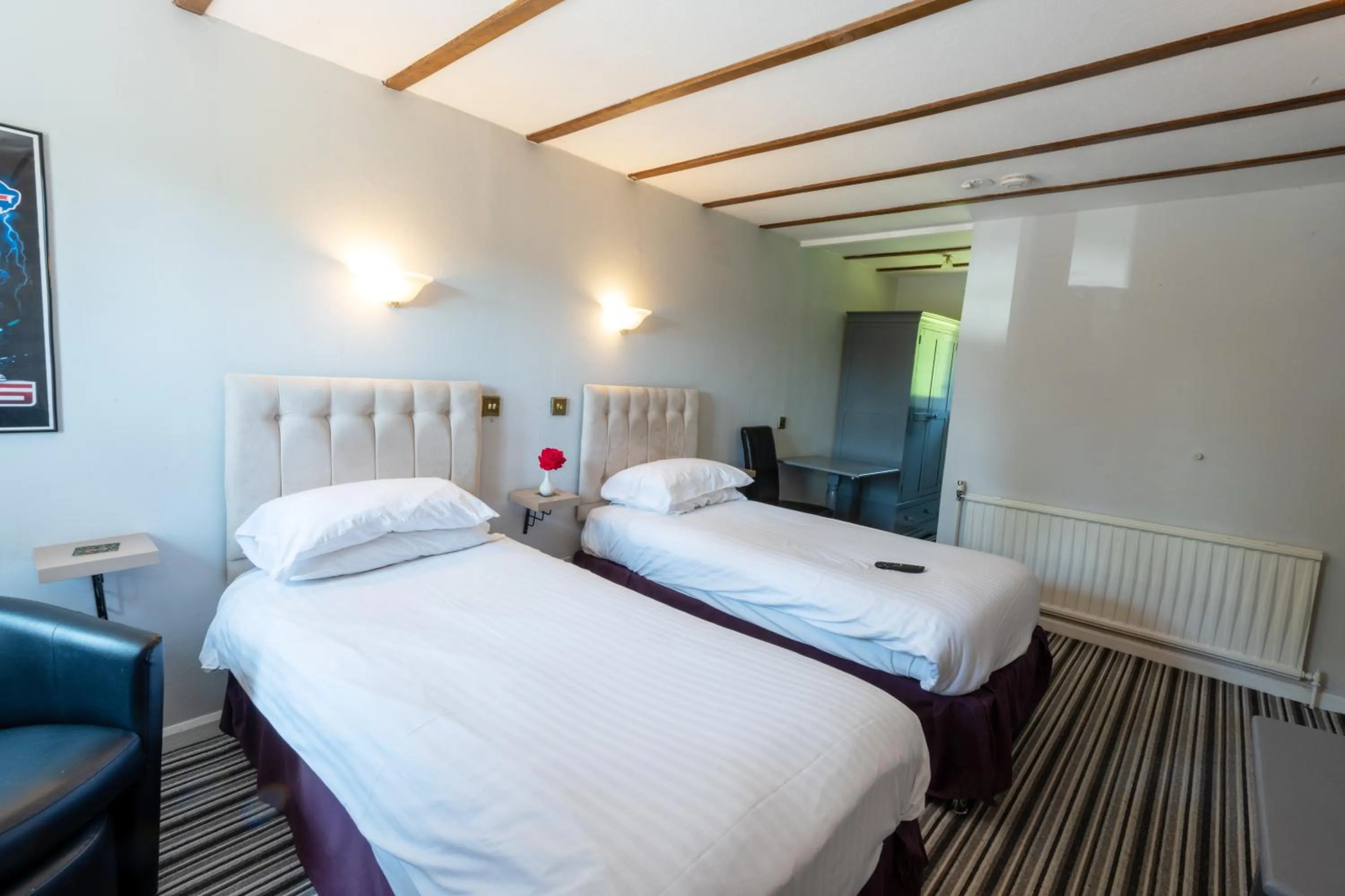 Photo of the whole room, Bed in Buffalo Bill's