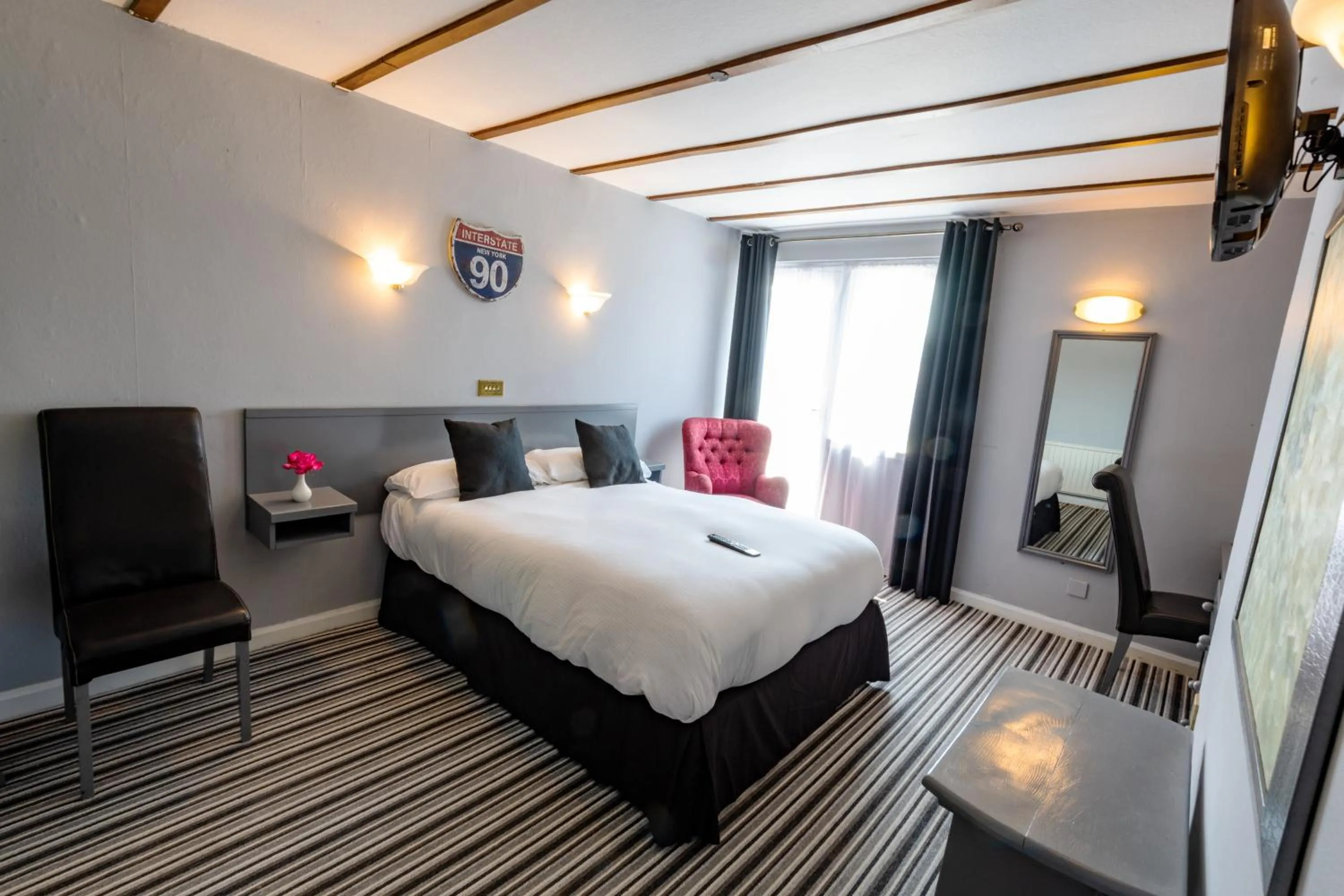 Photo of the whole room, Bed in Buffalo Bill's