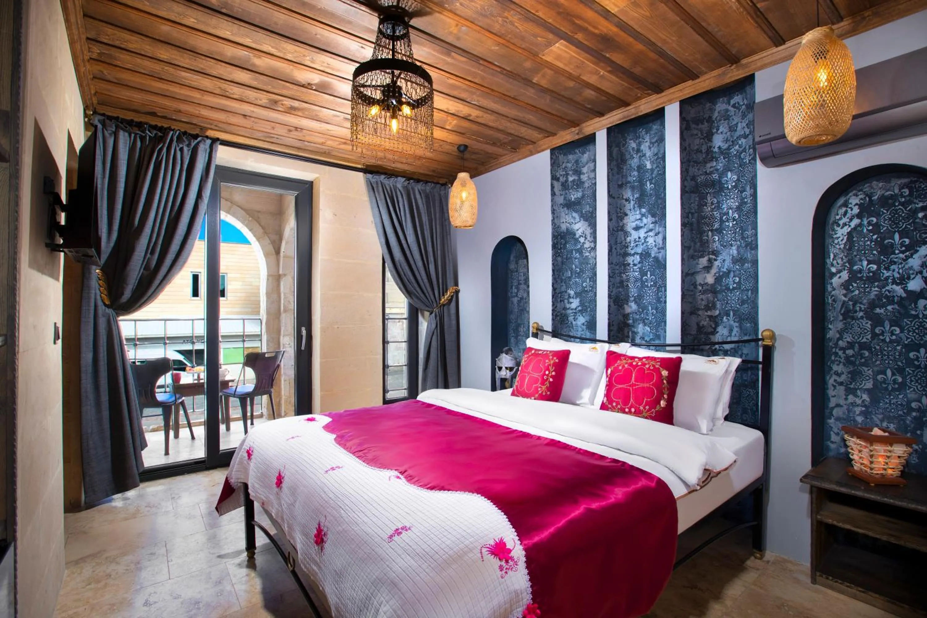 Photo of the whole room, Bed in Alika Castle House