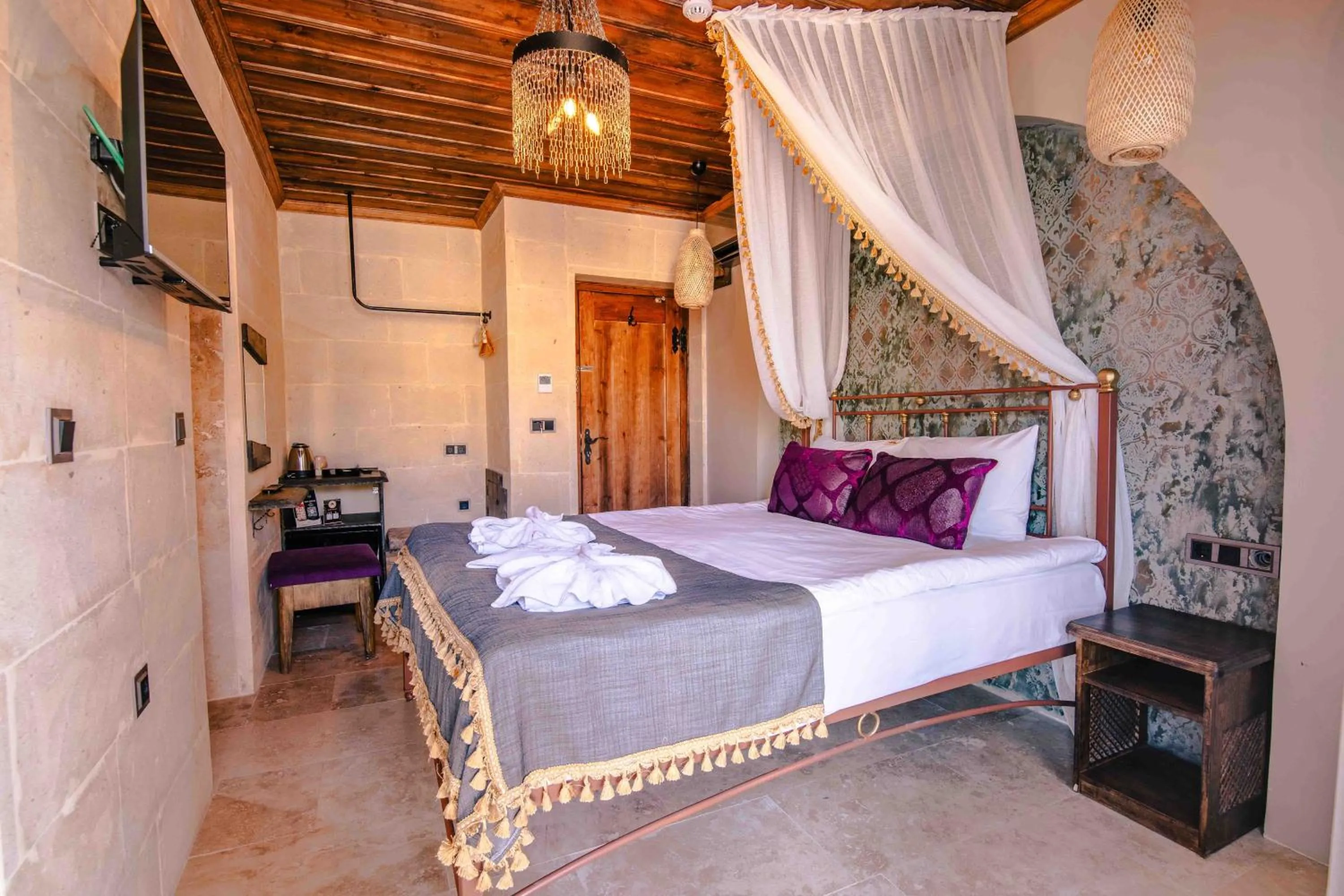 Photo of the whole room, Bed in Alika Castle House