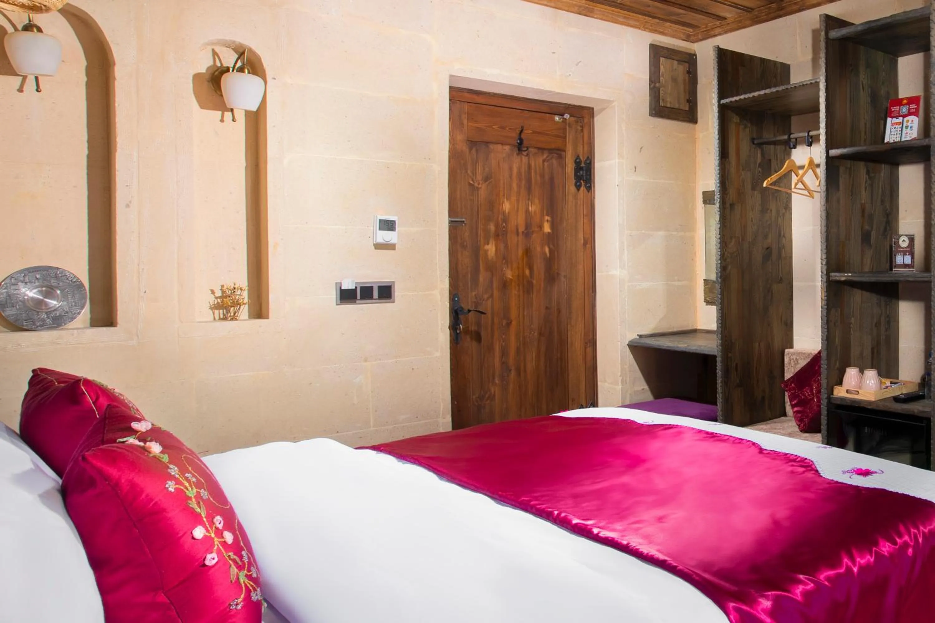 Photo of the whole room, Bed in Alika Castle House