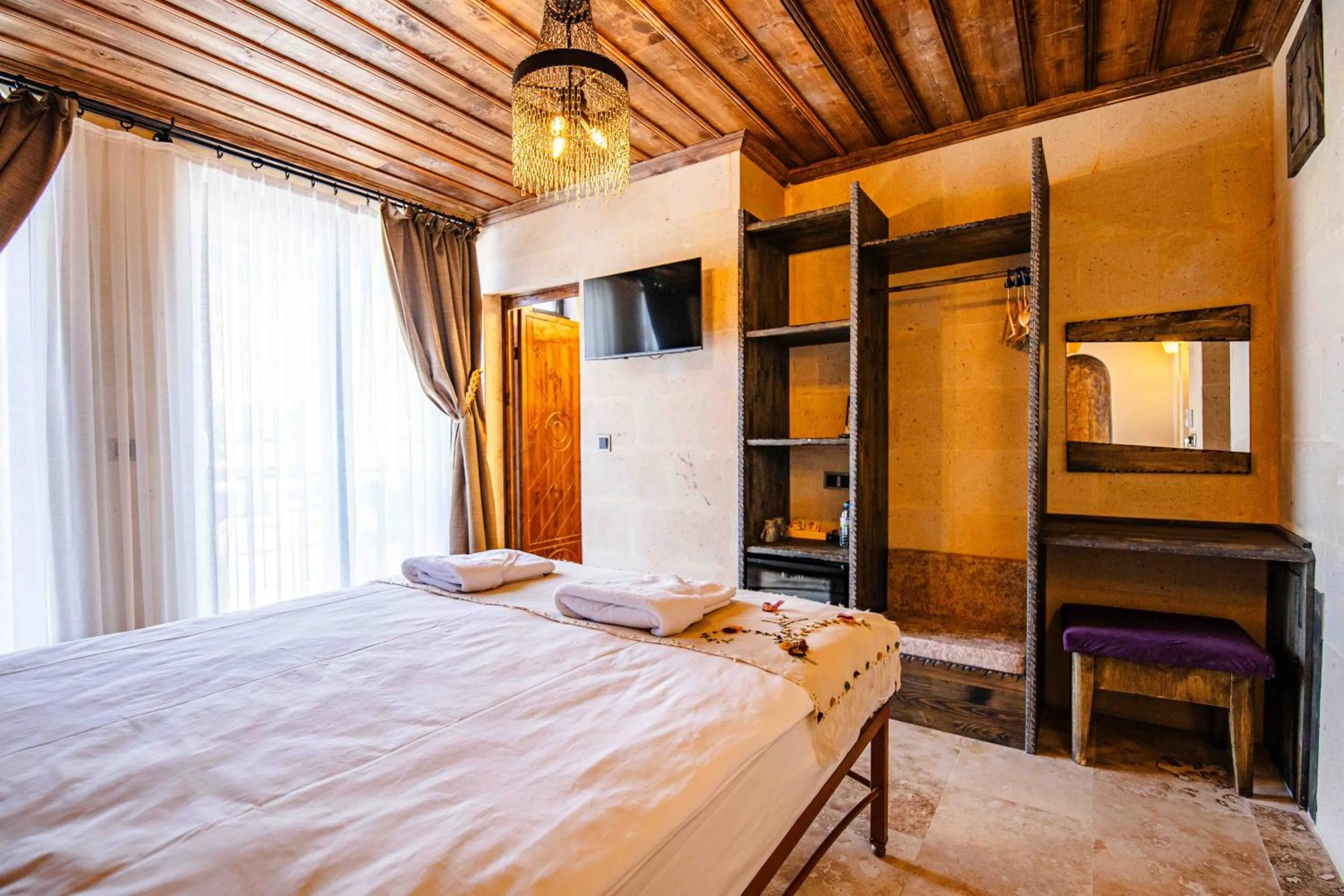 Communal lounge/ TV room, Bed in Alika Castle House