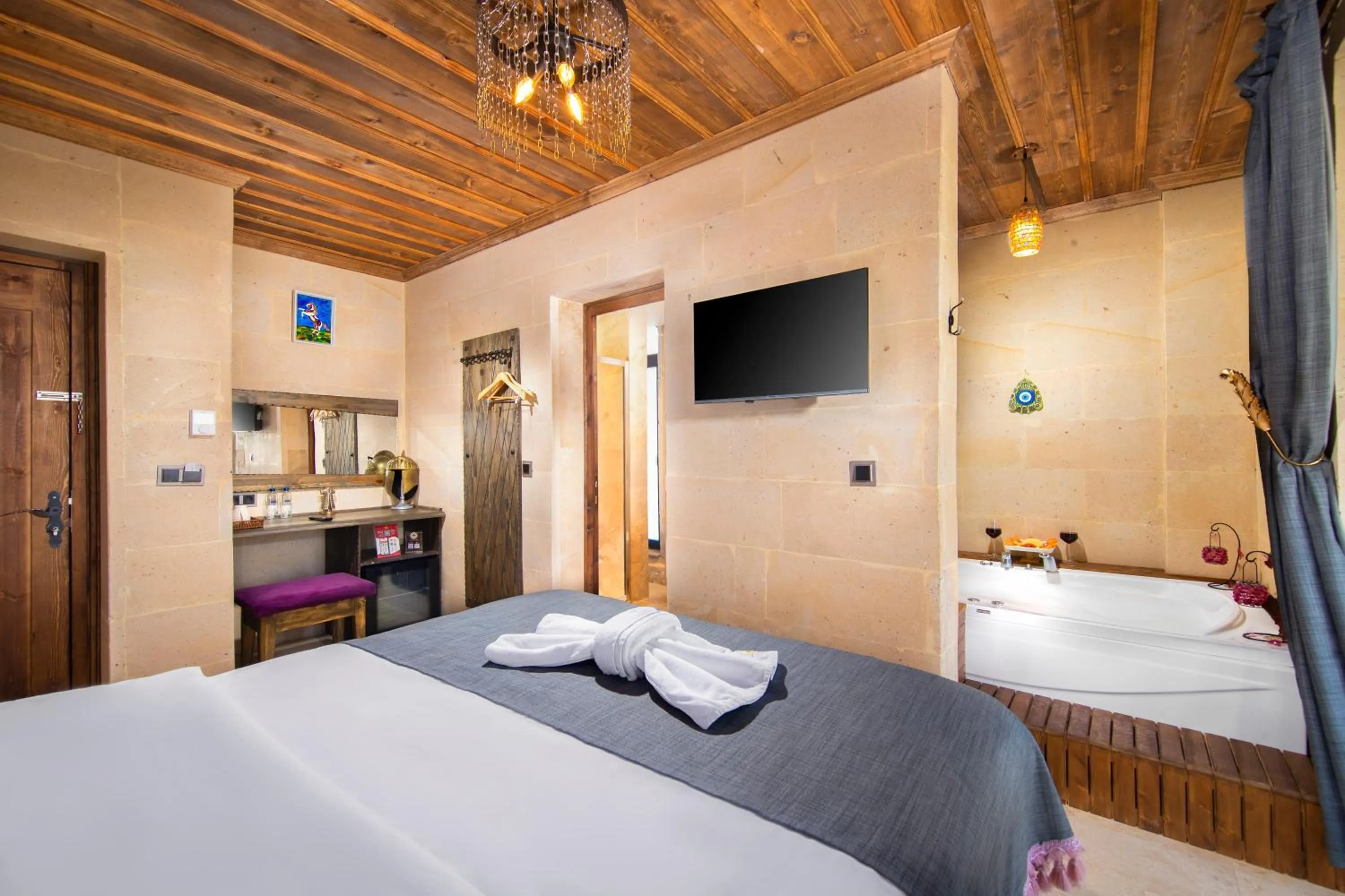 Photo of the whole room, Bed in Alika Castle House