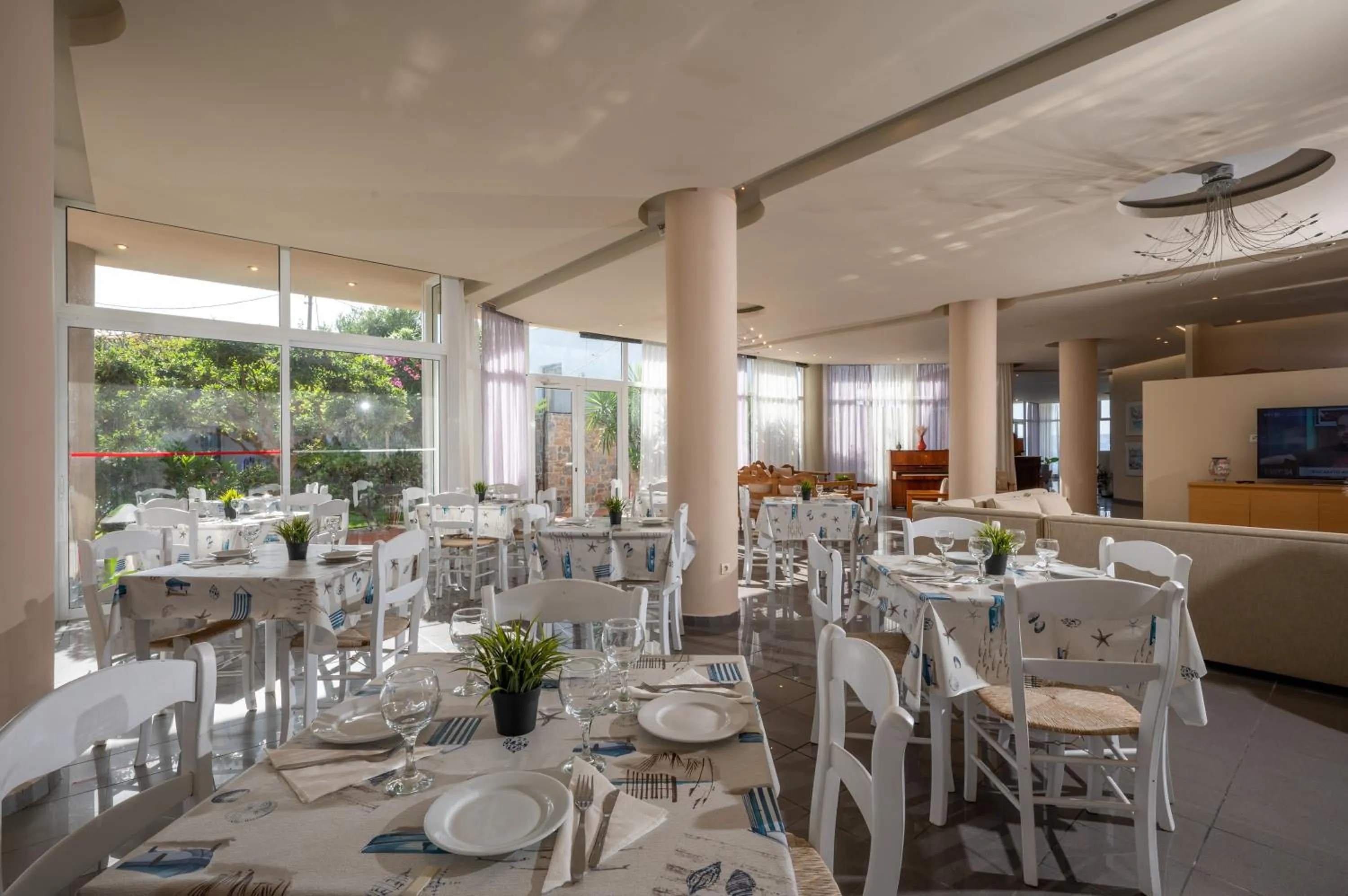 Restaurant/places to eat in Creteco Hotel & Suites