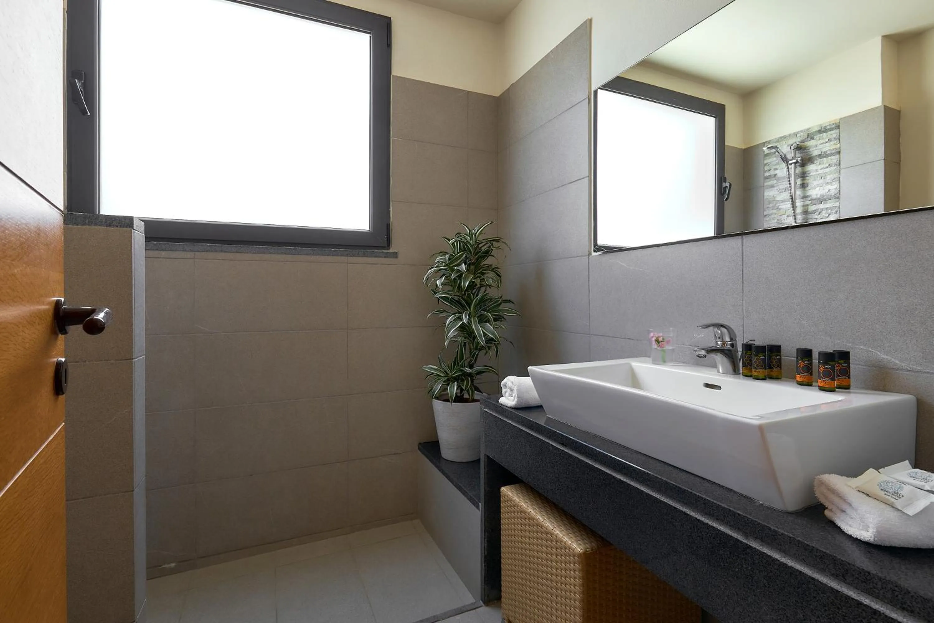 Shower in Creteco Hotel & Suites