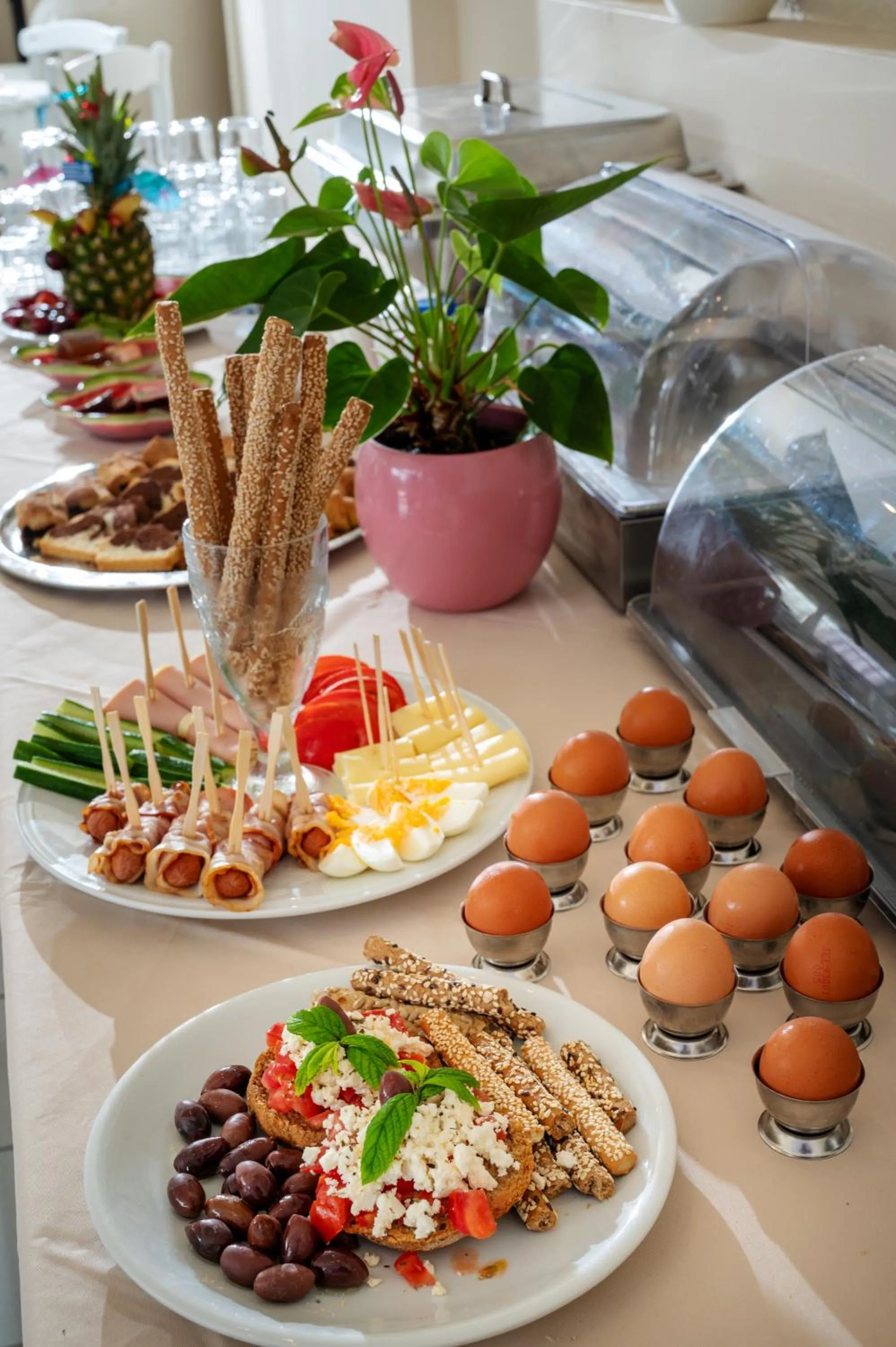 Restaurant/places to eat in Creteco Hotel & Suites