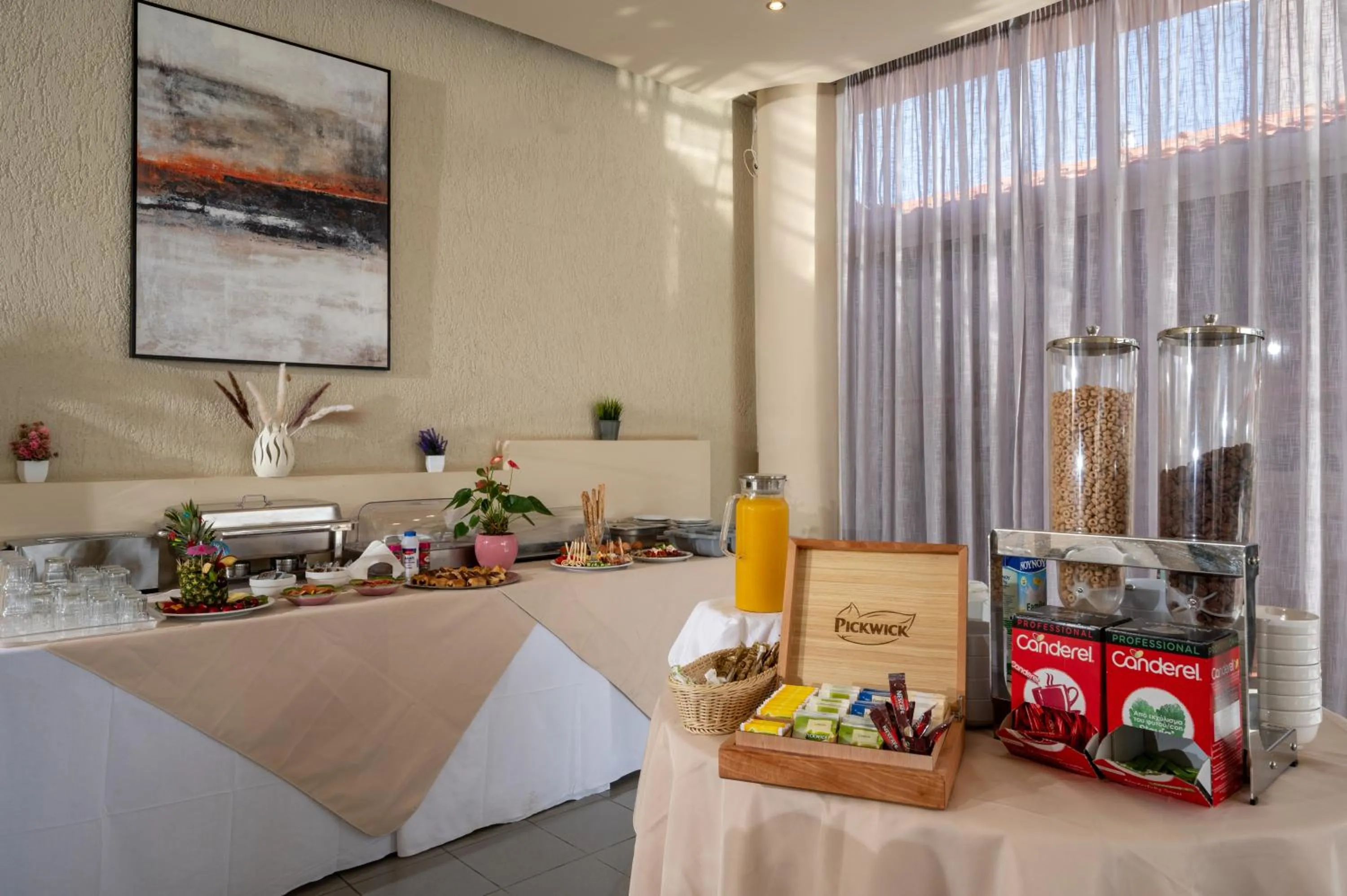 Restaurant/places to eat in Creteco Hotel & Suites