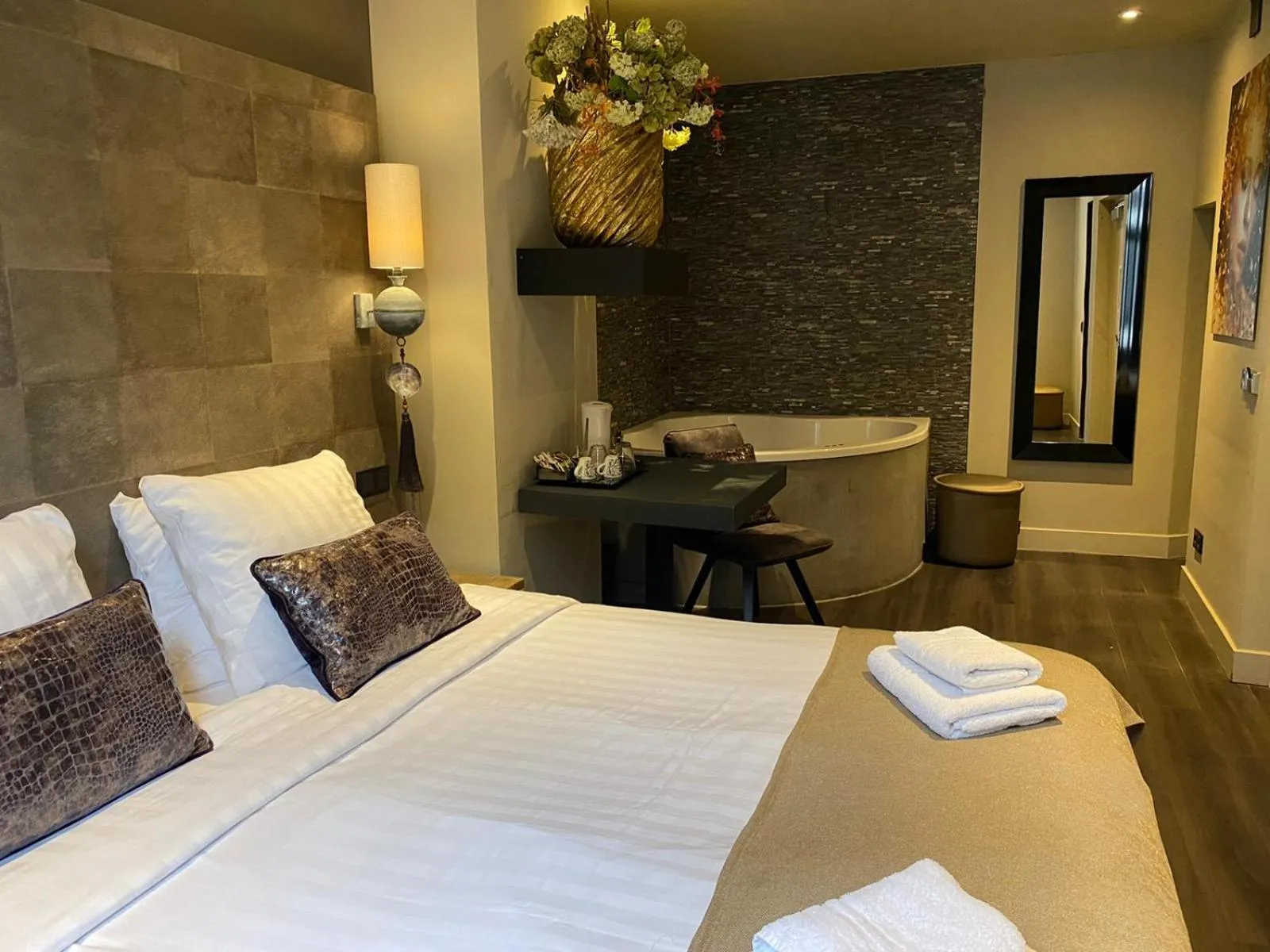 Hot Spring Bath, Bed in Hotel de Prince