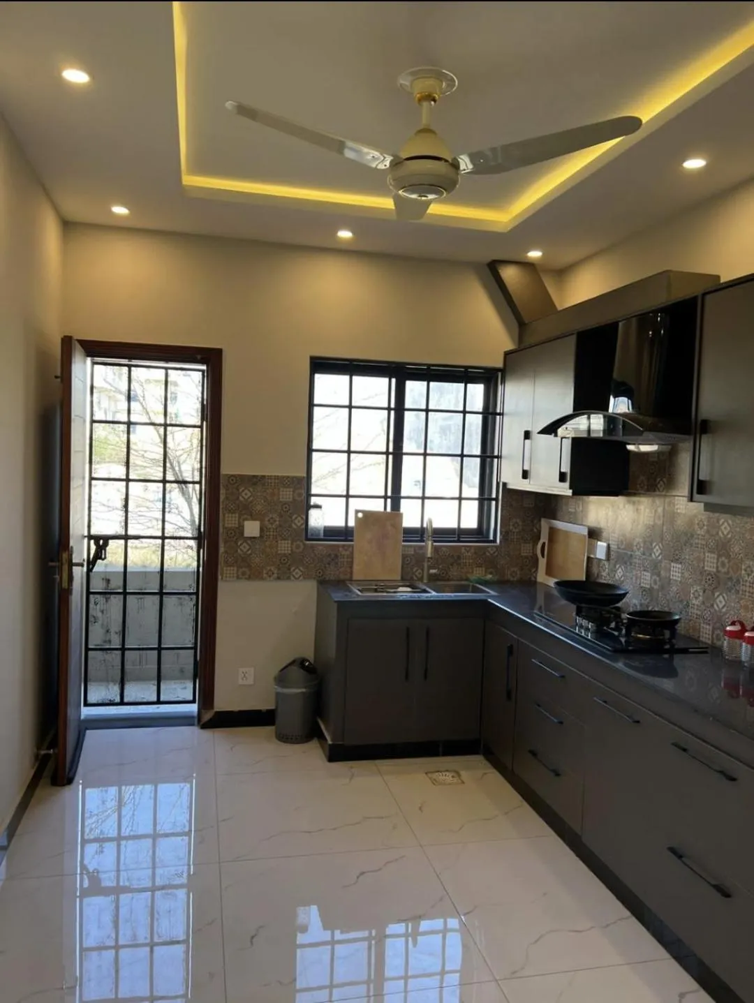 Kitchen or kitchenette in Riwayat Guest House