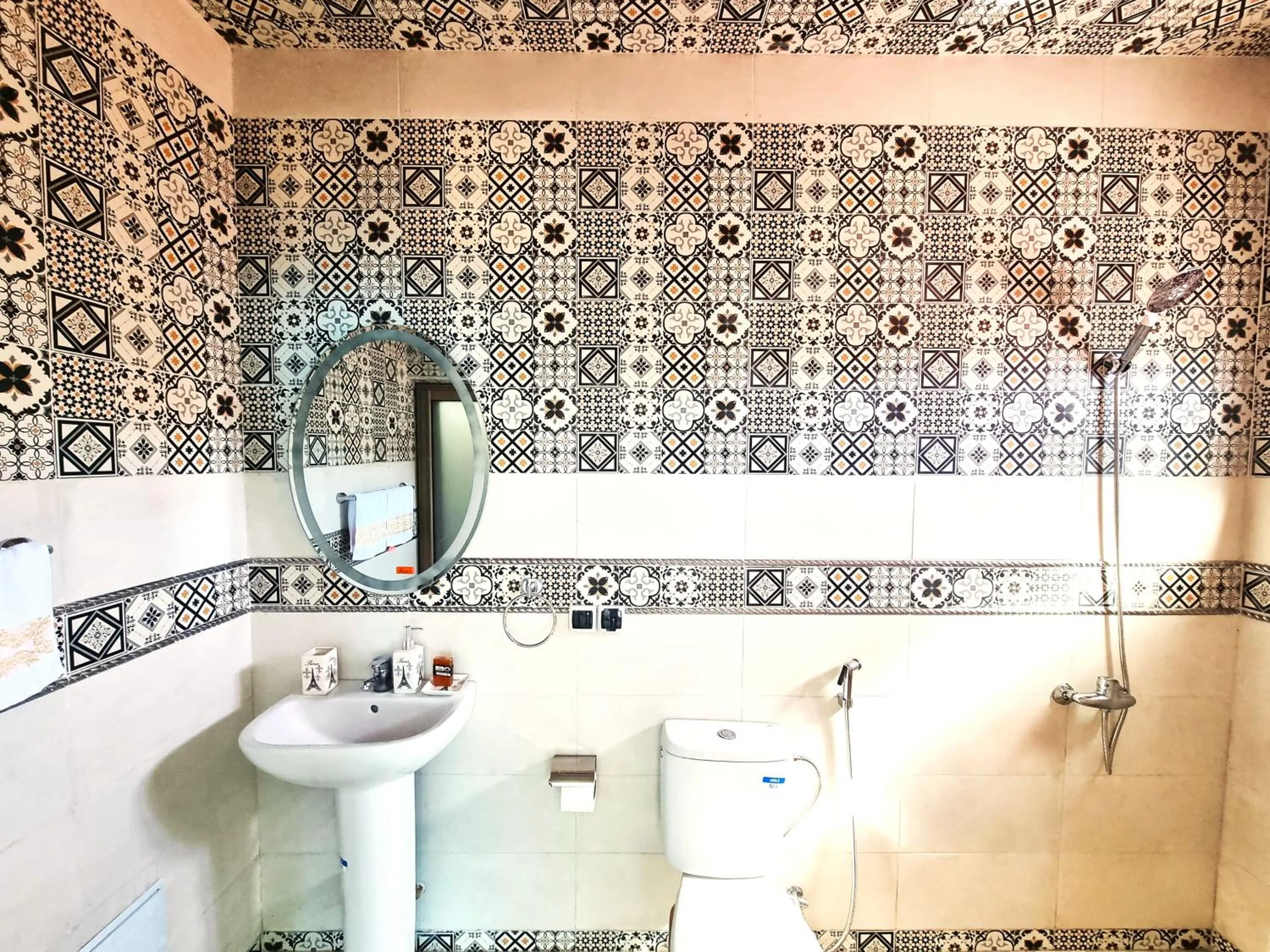 Toilet in Hôtel Villa des étoiles