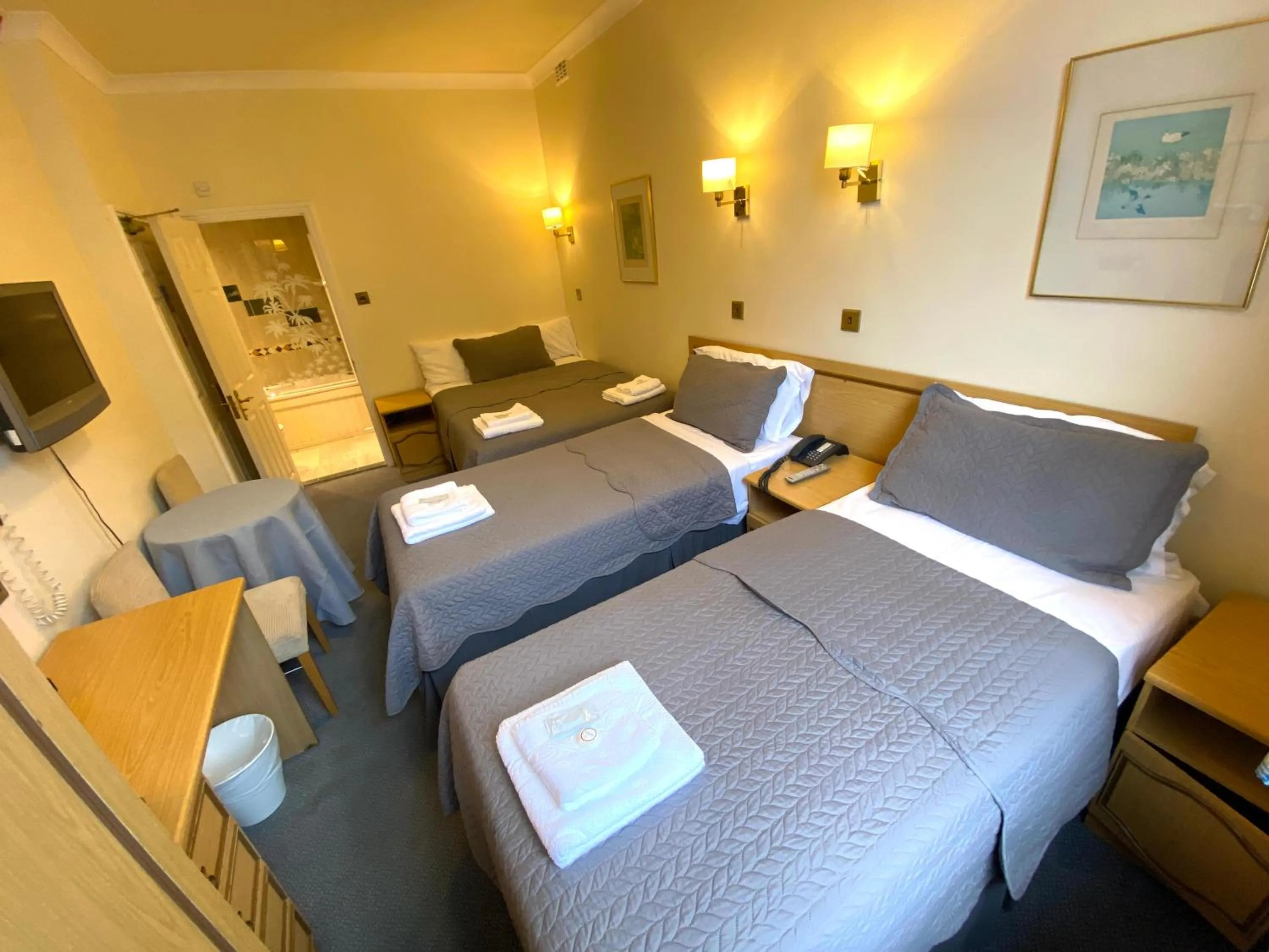 Bed in The Brompton Hotel