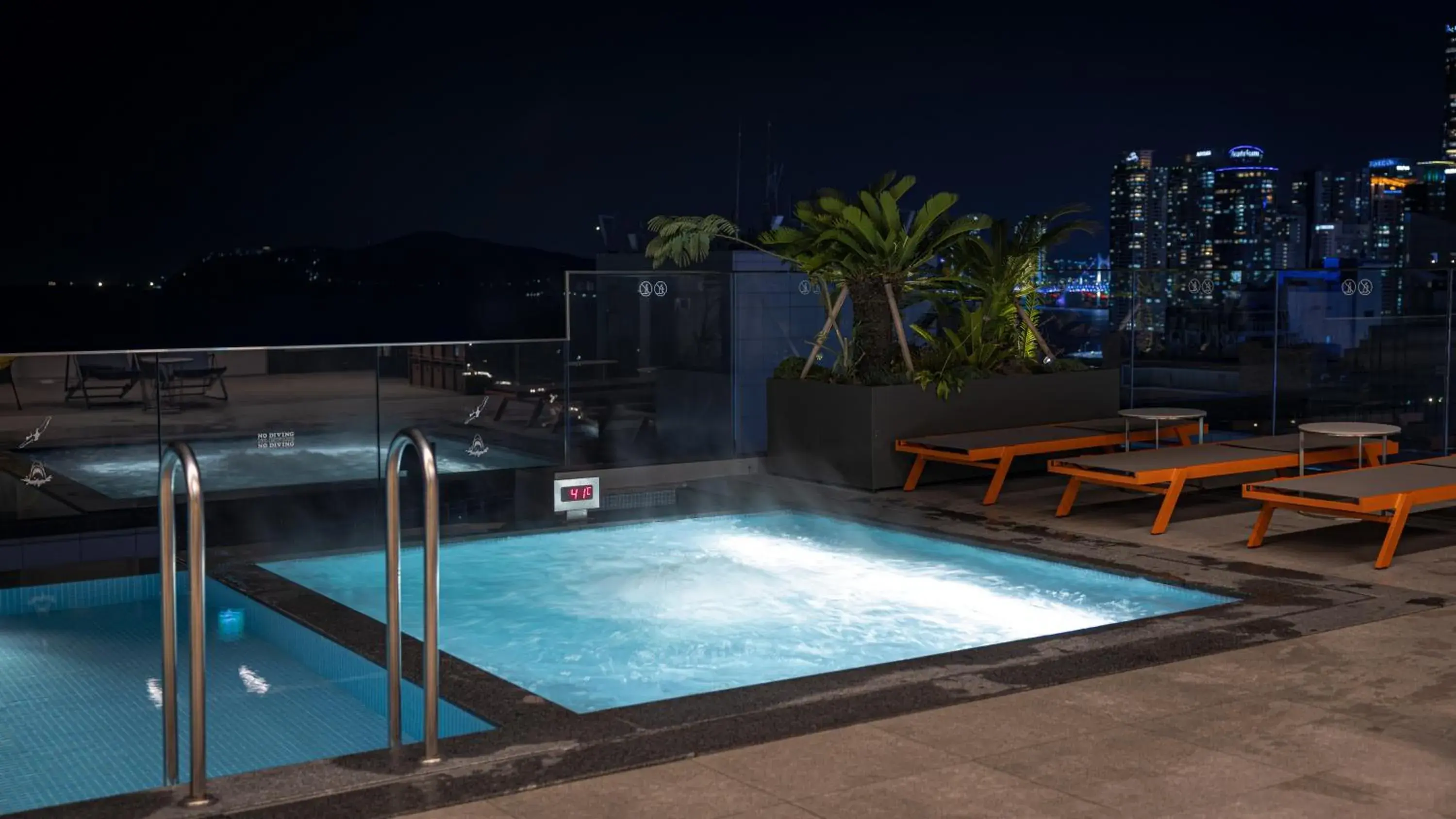 Swimming pool in L7 HAEUNDAE by LOTTE HOTELS Swimming pool in L7 HAEUNDAE by LOTTE HOTELS