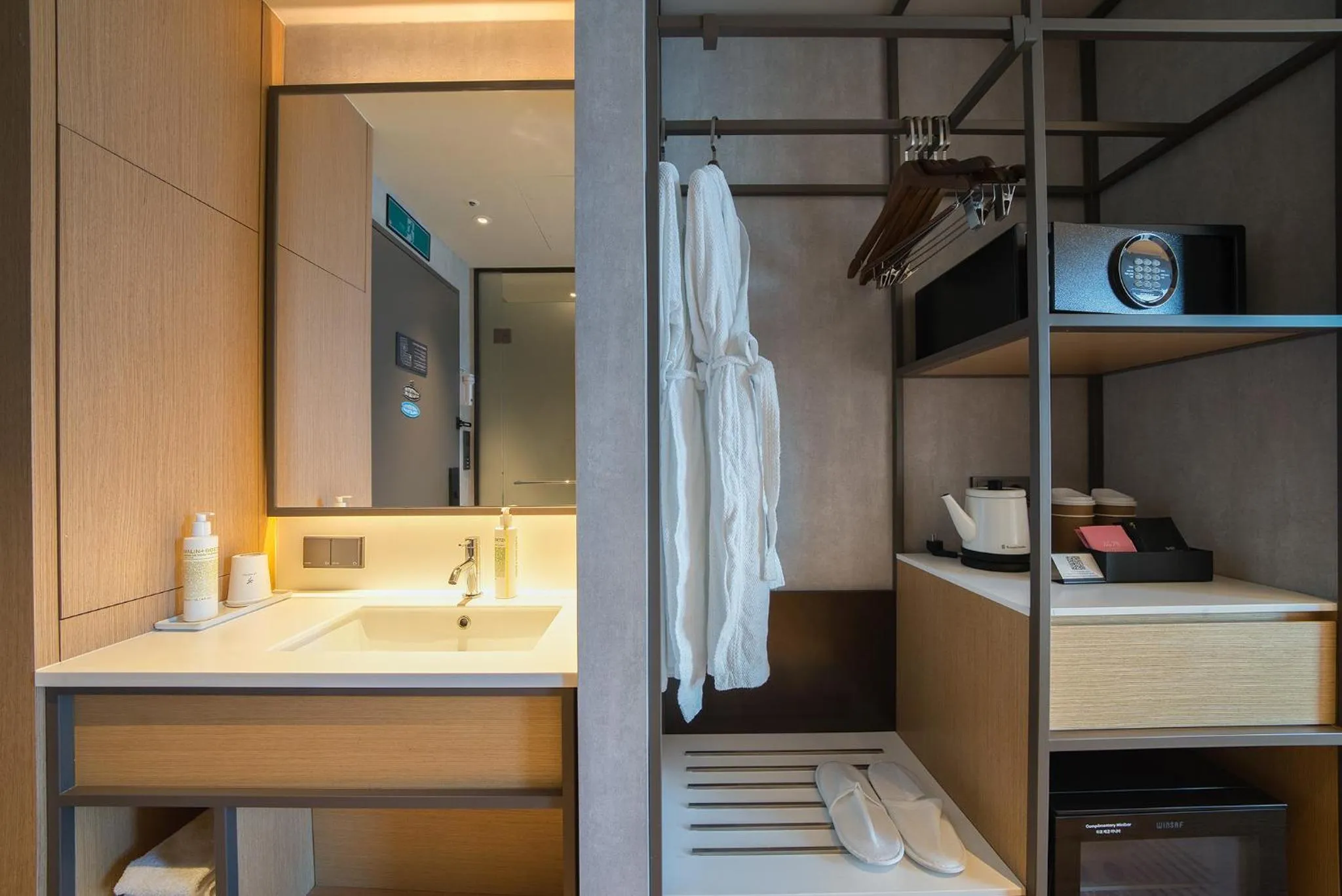 Shower, Bed in L7 HAEUNDAE by LOTTE HOTELS